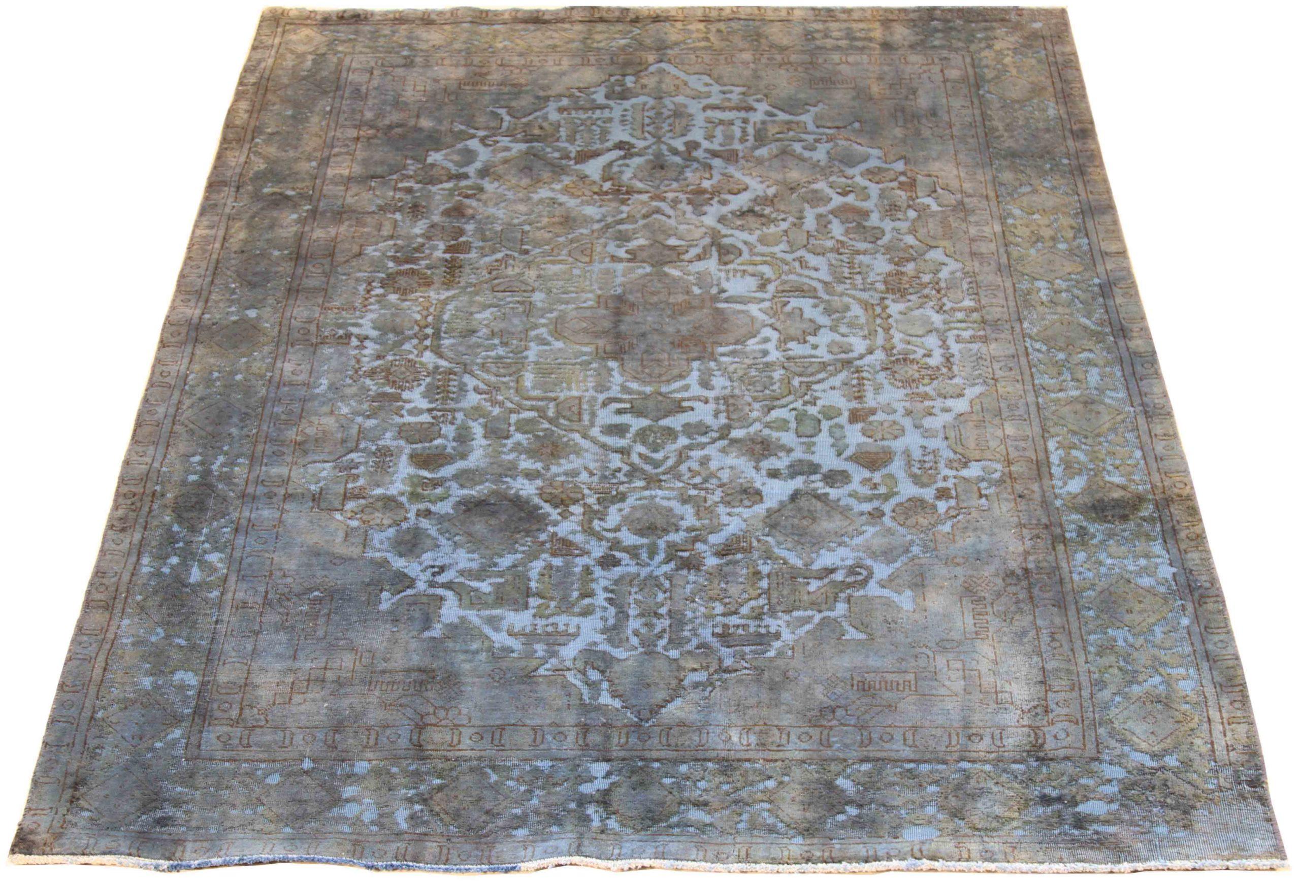 Entdecken Sie die Eleganz der persischen Überfärbung mit wunderschöner Handwerkskunst aus der Zeit um 1880. Dieses exklusive Design, das mit viel Liebe zum Detail entworfen wurde, ist perfekt, um Ihren Raum zu verschönern.