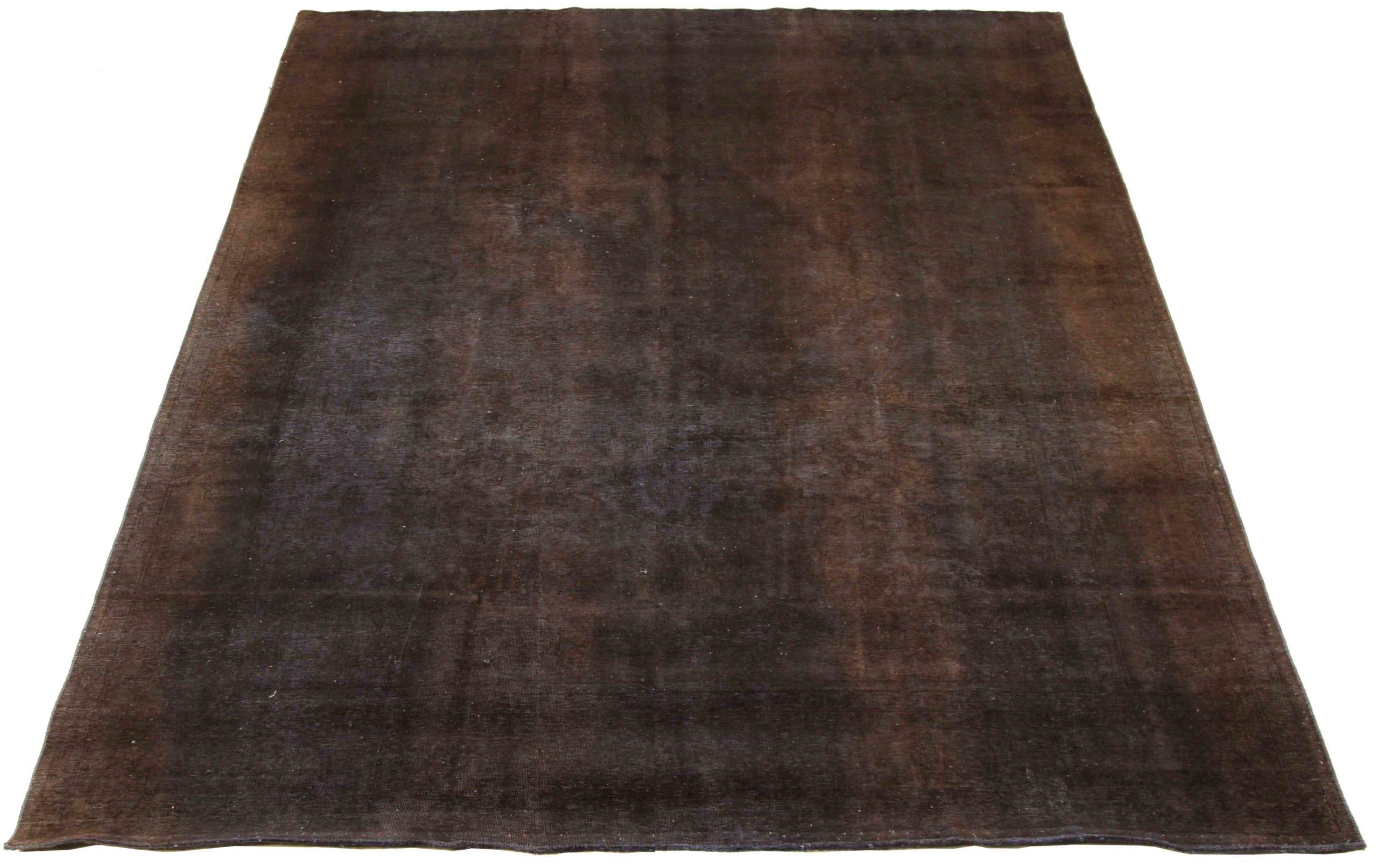 Descubre la elegancia del sobreteñido persa con una bella artesanía de Circa 1880. Diseñado con meticulosa atención al detalle, este diseño exclusivo es perfecto para realzar tu espacio.