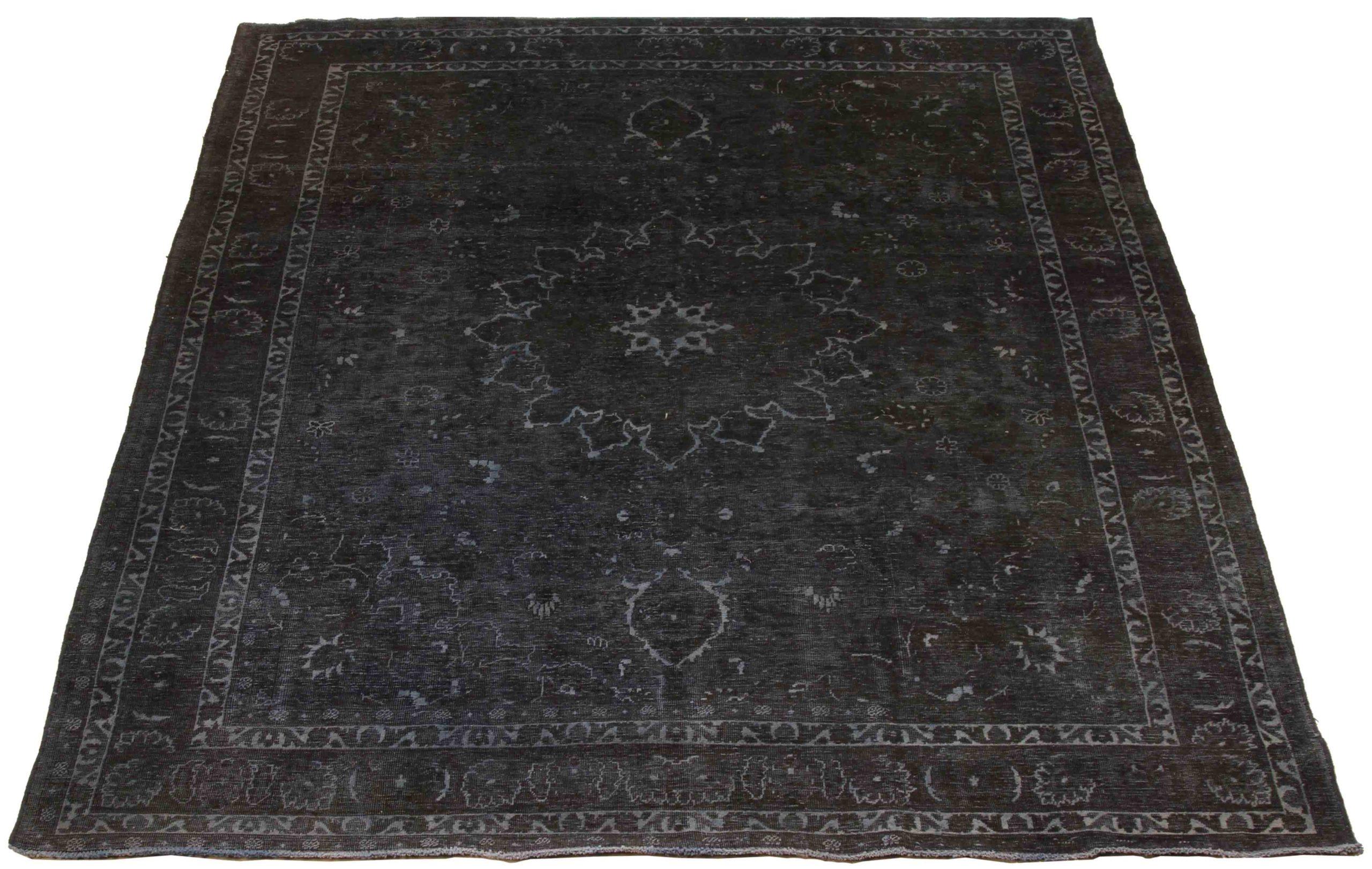 Entdecken Sie die Eleganz der persischen Überfärbung mit wunderschöner Handwerkskunst aus der Zeit um 1880. Dieses exklusive Design, das mit viel Liebe zum Detail entworfen wurde, ist perfekt, um Ihren Raum zu verschönern.