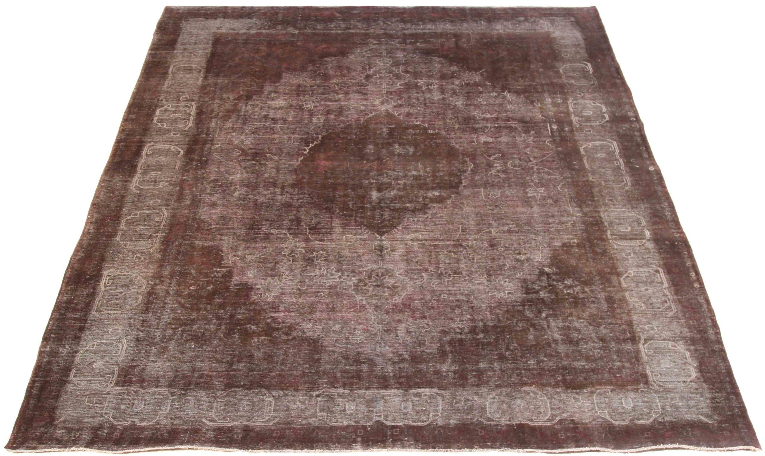 Descubre la elegancia del sobreteñido persa con una bella artesanía de Circa 1880. Diseñado con meticulosa atención al detalle, este diseño exclusivo es perfecto para realzar tu espacio.