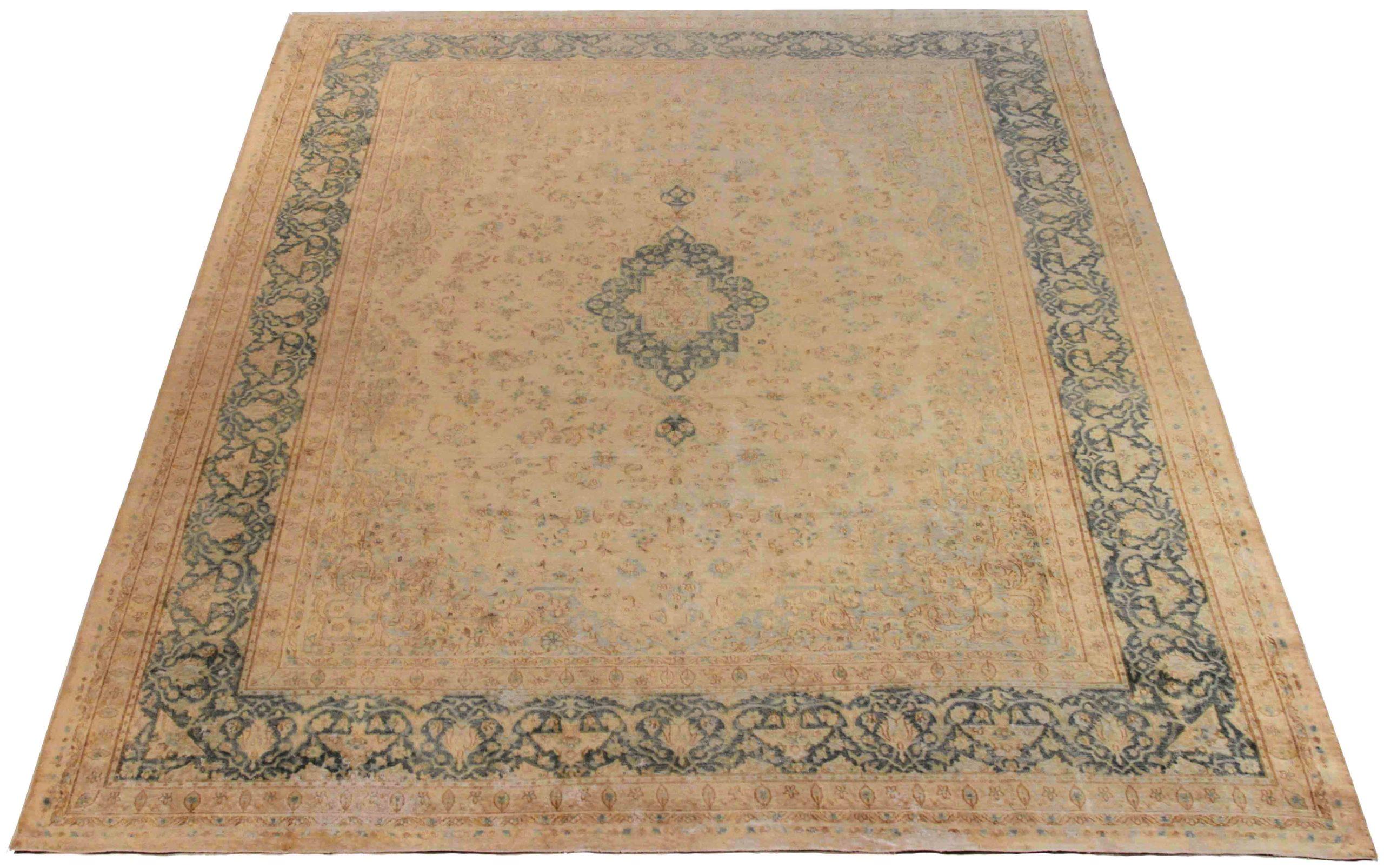 Entdecken Sie die Eleganz der persischen Überfärbung mit wunderschöner Handwerkskunst aus der Zeit um 1880. Dieses exklusive Design, das mit viel Liebe zum Detail entworfen wurde, ist perfekt, um Ihren Raum zu verschönern.