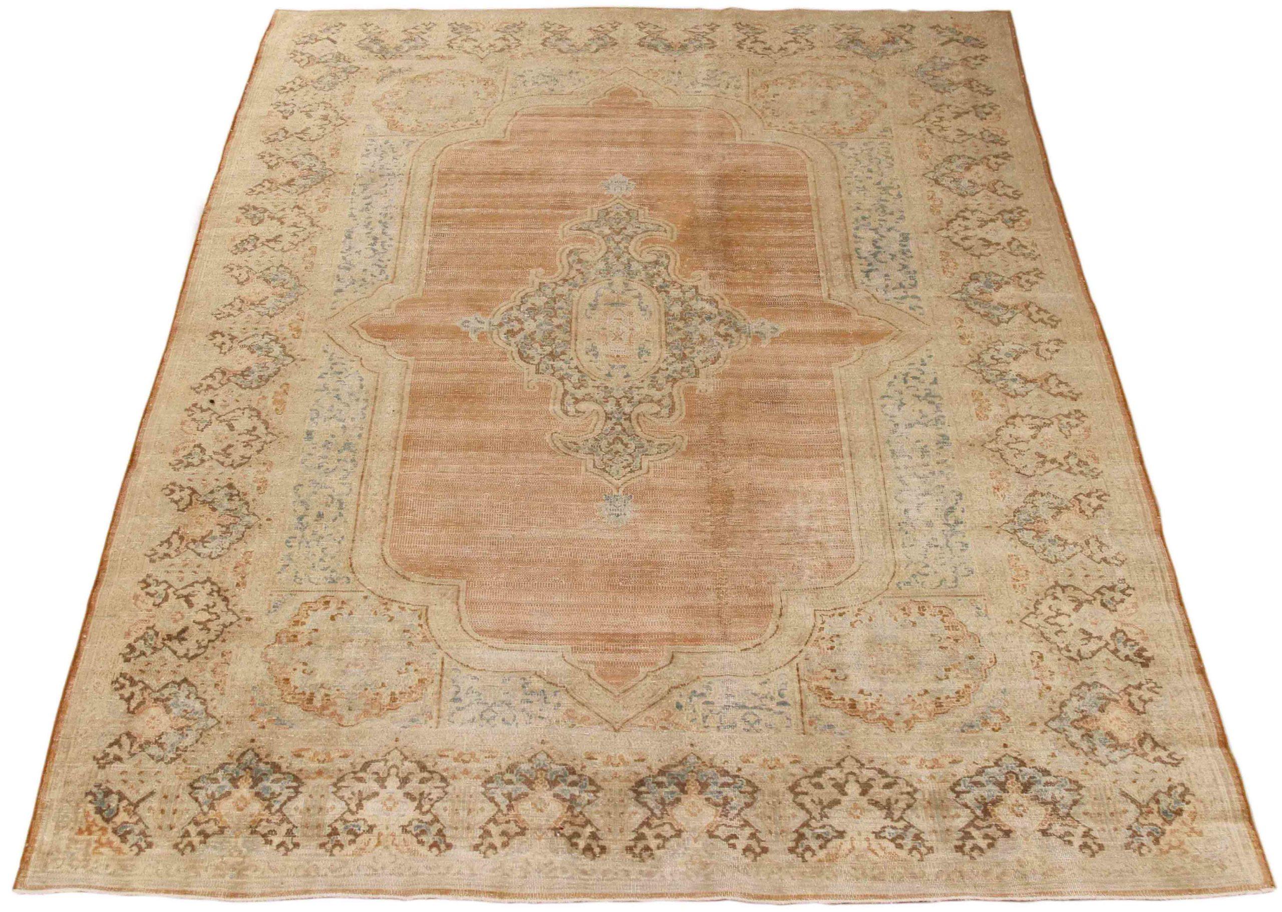 Scopri l'eleganza della tintura persiana, caratterizzata da una splendida lavorazione artigianale del 1880 circa. Progettato con una meticolosa attenzione ai dettagli, questo design esclusivo è perfetto per valorizzare il tuo spazio.