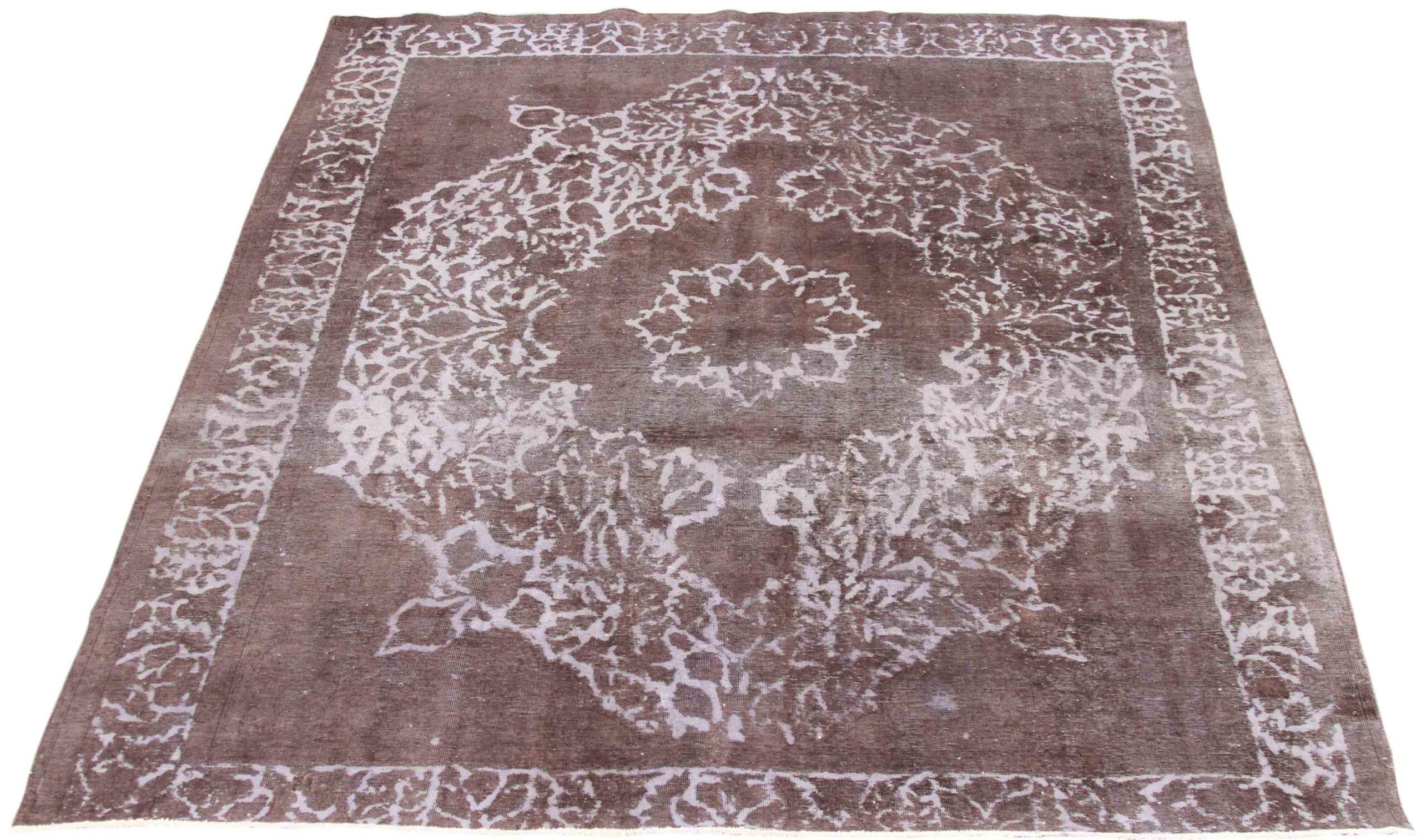 Entdecken Sie die Eleganz der persischen Überfärbung mit wunderschöner Handwerkskunst aus der Zeit um 1880. Dieses exklusive Design, das mit viel Liebe zum Detail entworfen wurde, ist perfekt, um Ihren Raum zu verschönern.
