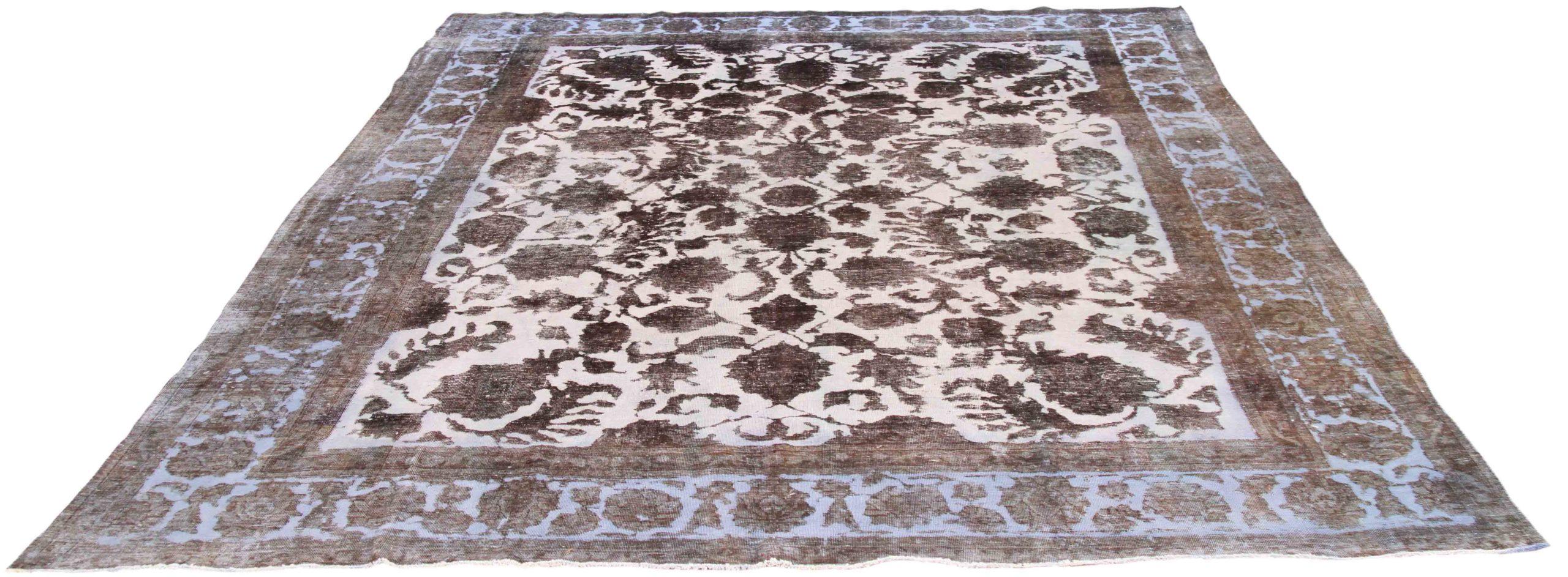 Entdecken Sie die Eleganz der persischen Überfärbung mit wunderschöner Handwerkskunst aus der Zeit um 1880. Dieses exklusive Design, das mit viel Liebe zum Detail entworfen wurde, ist perfekt, um Ihren Raum zu verschönern.