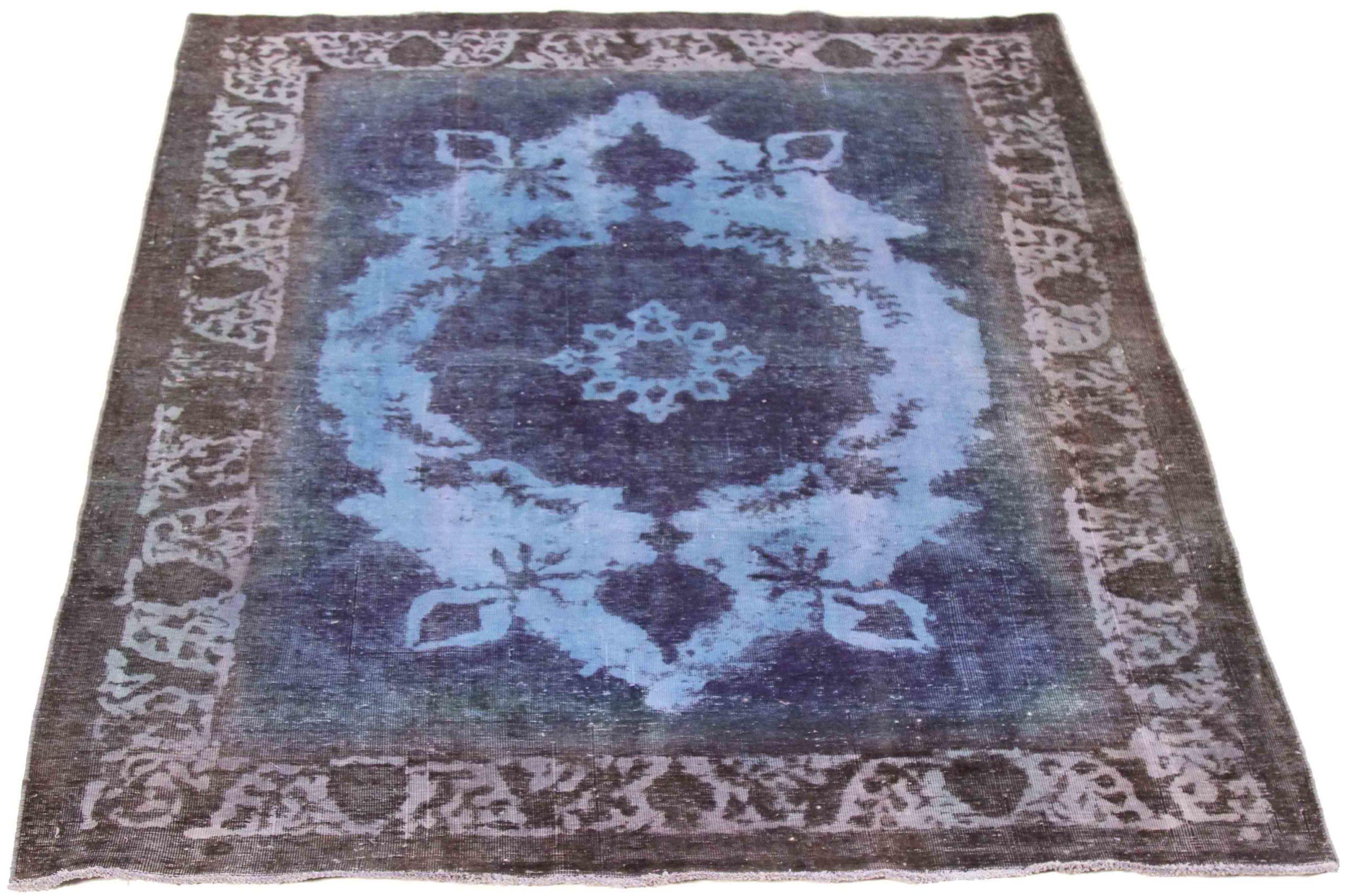 Entdecken Sie die Eleganz der persischen Überfärbung mit wunderschöner Handwerkskunst aus der Zeit um 1880. Dieses exklusive Design, das mit viel Liebe zum Detail entworfen wurde, ist perfekt, um Ihren Raum zu verschönern.