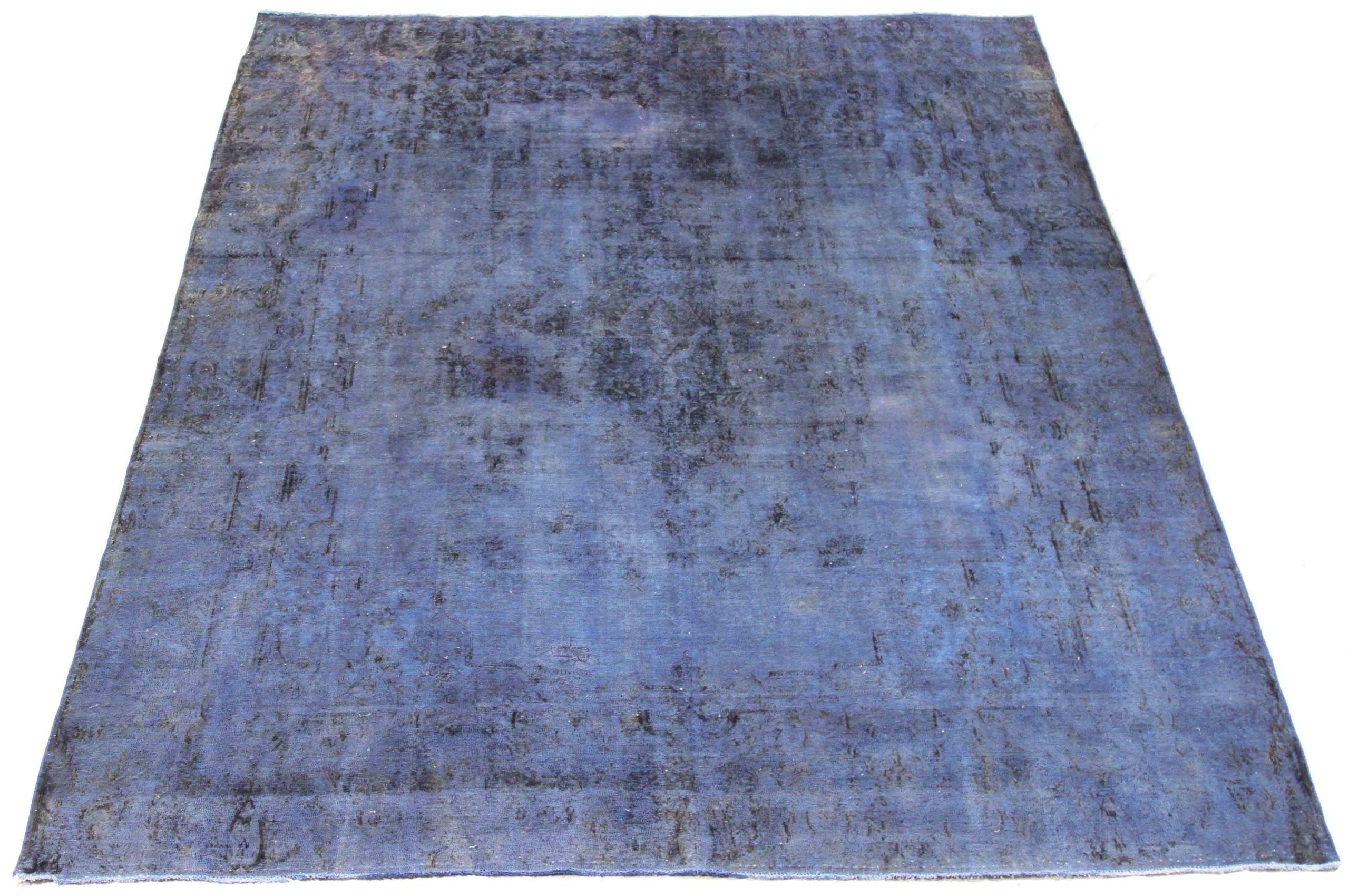 Découvrez l'élégance de la surteinture persane, qui se caractérise par un magnifique travail artisanal, datant de 1880 environ. Conçu avec une attention méticuleuse aux détails, ce design exclusif est parfait pour mettre en valeur votre espace.
