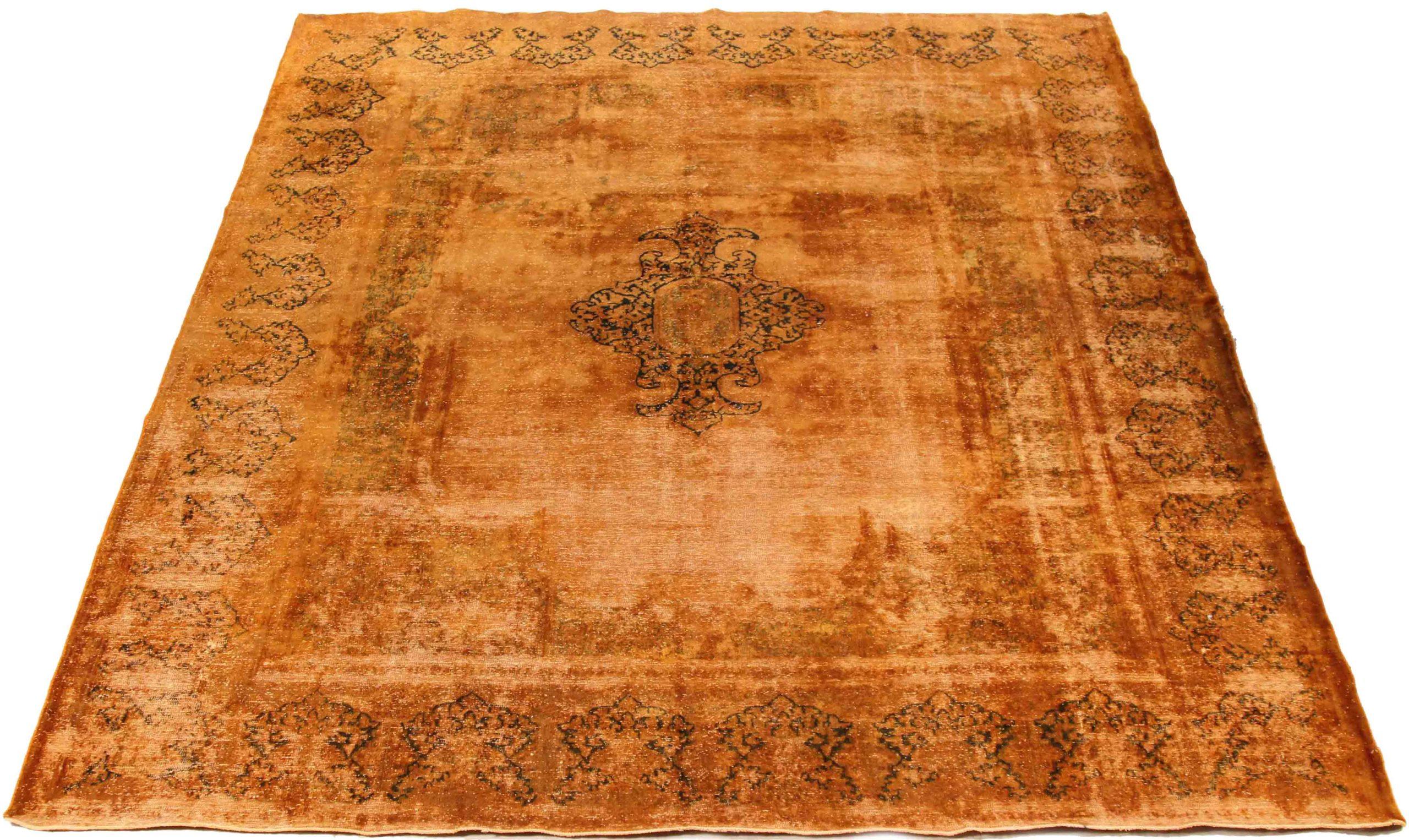 Entdecken Sie die Eleganz der persischen Überfärbung mit wunderschöner Handwerkskunst aus der Zeit um 1880. Dieses exklusive Design, das mit viel Liebe zum Detail entworfen wurde, ist perfekt, um Ihren Raum zu verschönern.