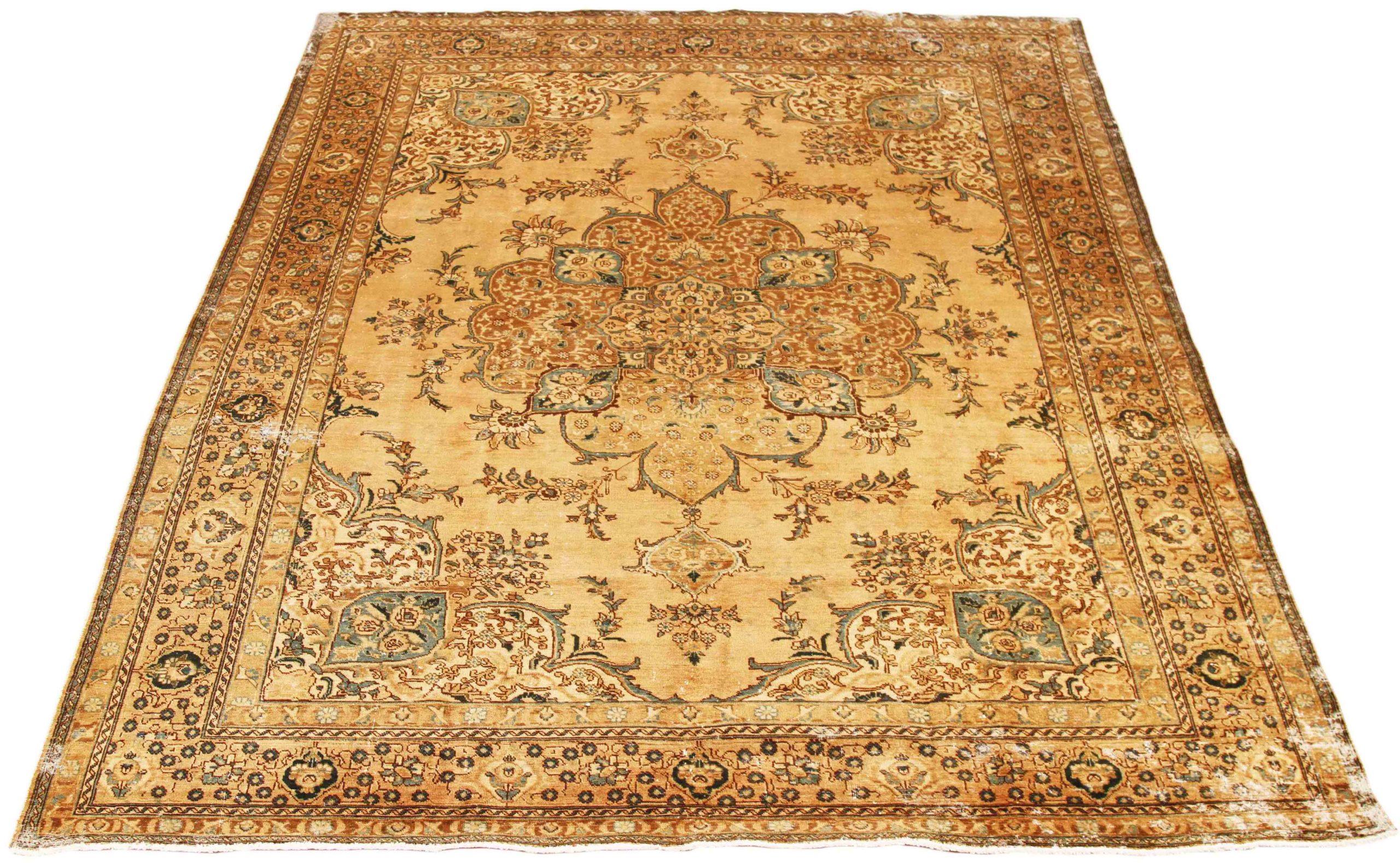 Entdecken Sie die Eleganz der persischen Überfärbung mit wunderschöner Handwerkskunst aus der Zeit um 1880. Dieses exklusive Design, das mit viel Liebe zum Detail entworfen wurde, ist perfekt, um Ihren Raum zu verschönern.