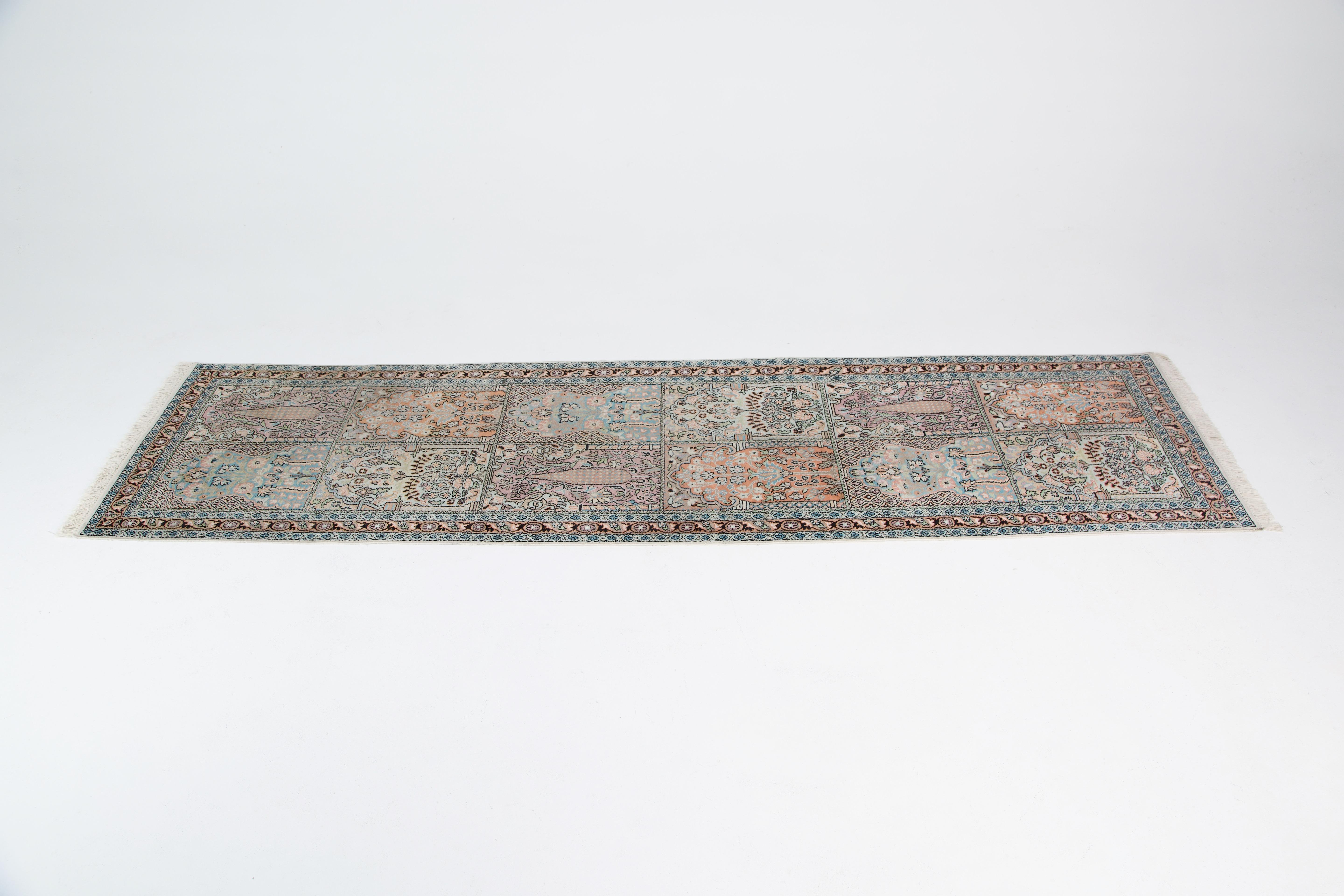 Mid-Century Modern Tapis de couloir persan en soie bleu pâle à motif champ  en vente
