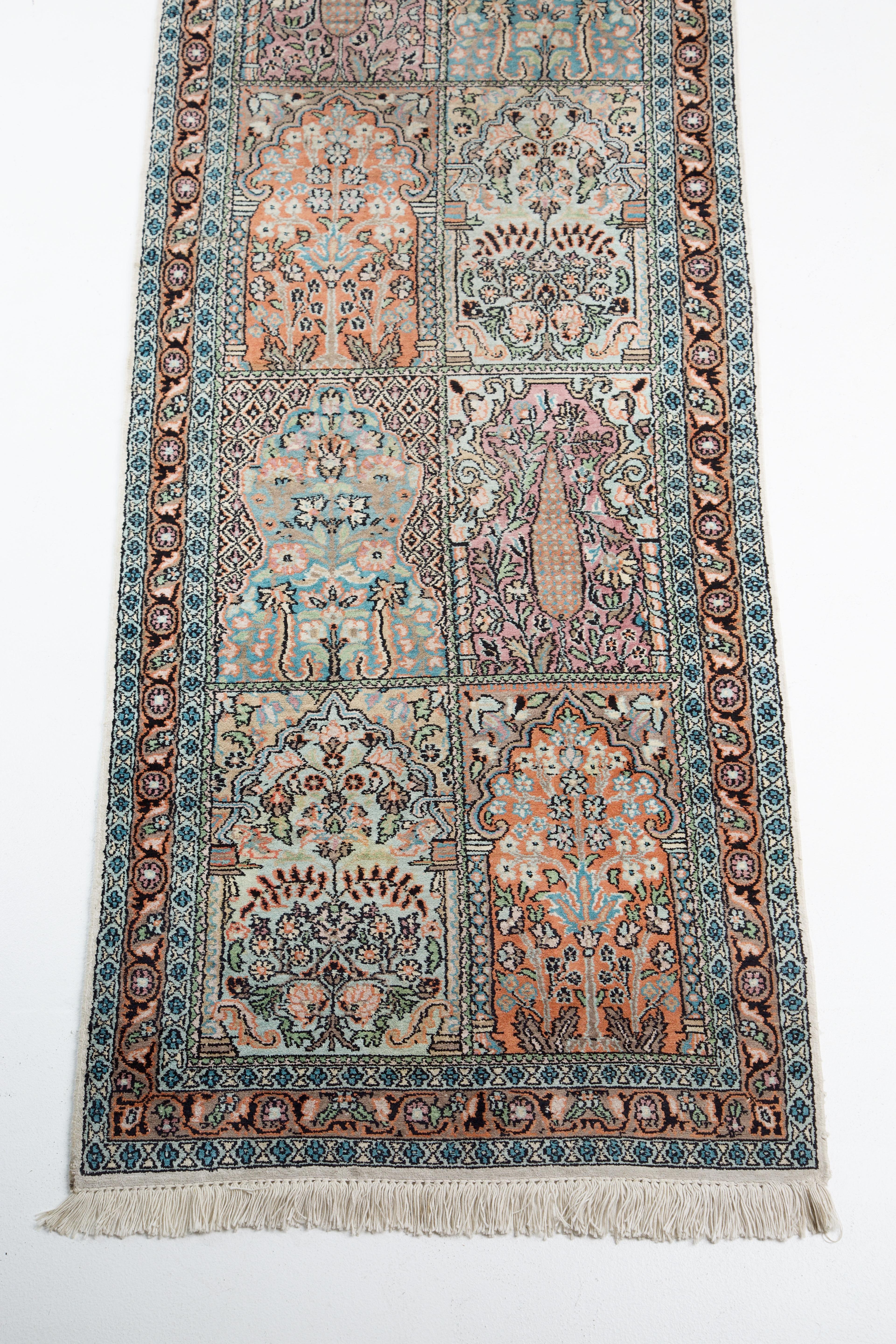 Tissage Tapis de couloir persan en soie bleu pâle à motif champ  en vente