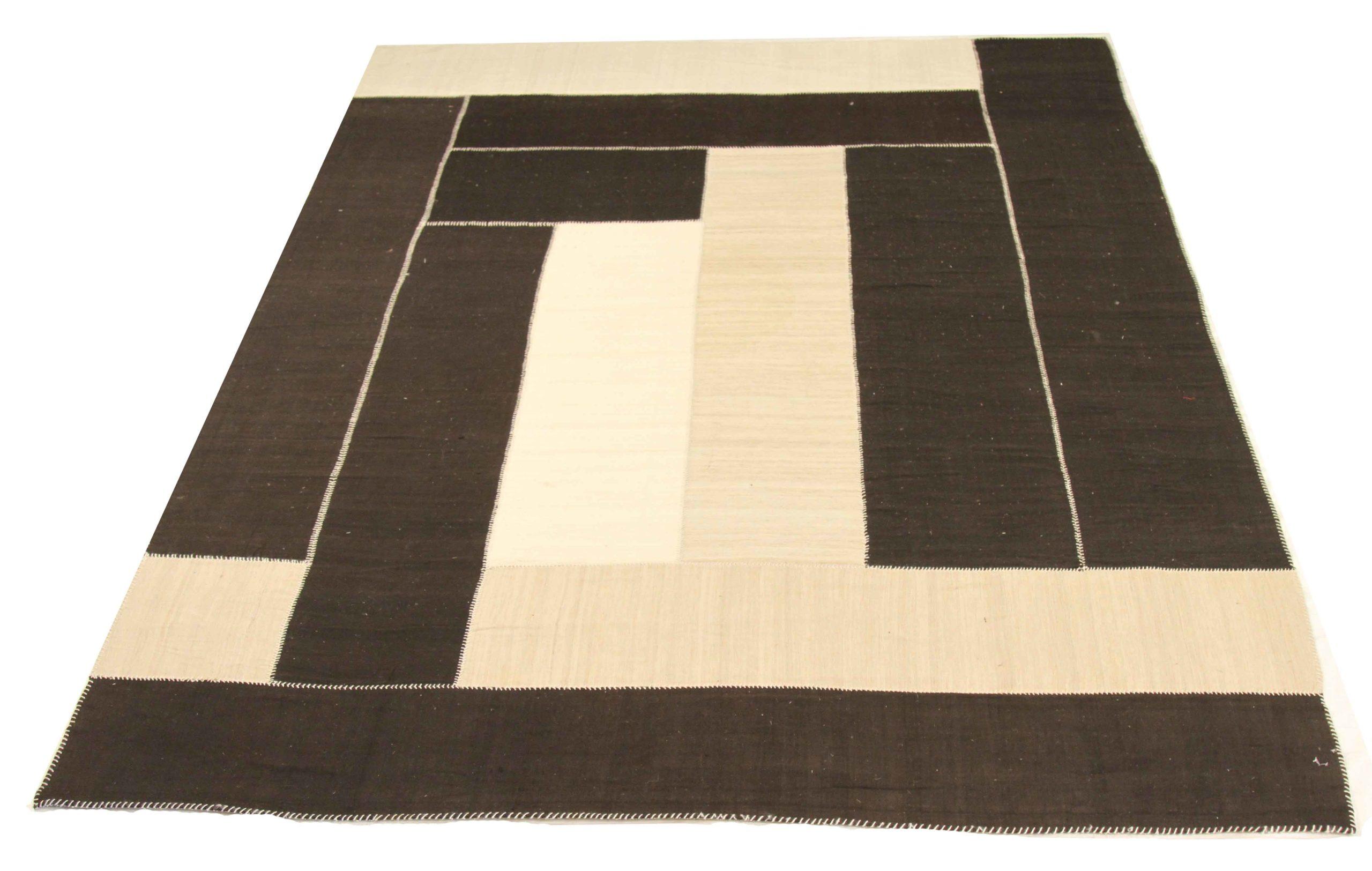 Découvrez l'élégance des tapis persans Patch Killim présentant des tapis de zone de Circa 1990. Conçu avec une attention méticuleuse aux détails, ce design exclusif est parfait pour mettre en valeur votre espace.