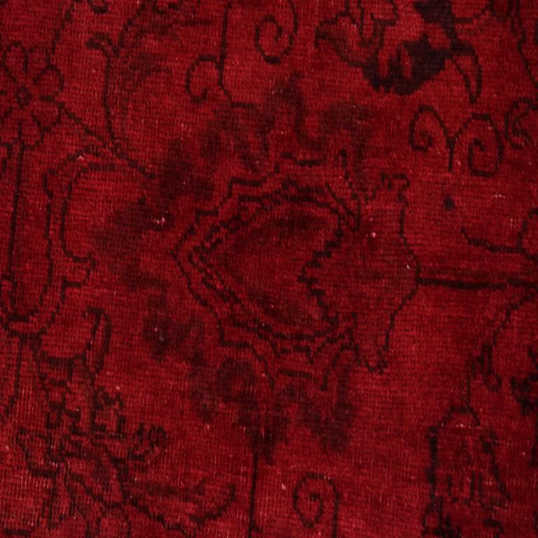 Entdecken Sie die Eleganz der persischen Teppiche aus der Zeit um 1940. Dieses exklusive Design aus Wolle und Rot ist perfekt, um Ihren Raum zu verschönern.
