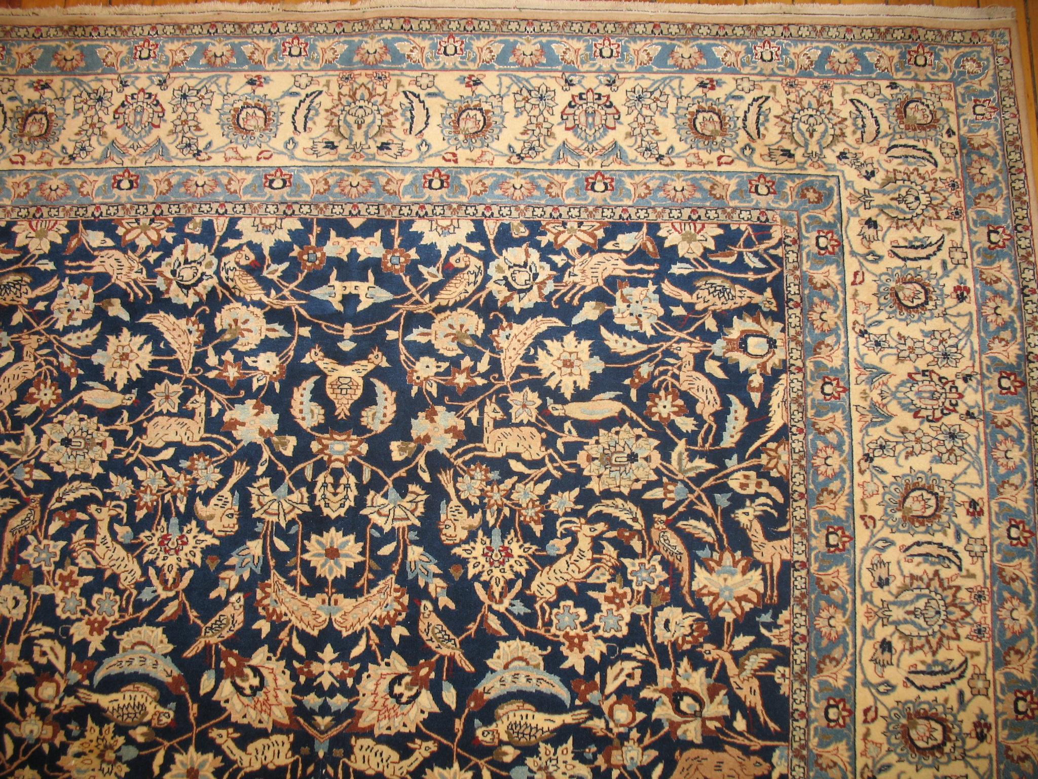 Sehr fein gewebter, malerischer persischer Nain-Teppich mit einem malerischen Muster auf einem knackig blauen Feld.

Nain ist ein kleines Dorf im Zentraliran, das sich in jüngster Zeit zu einem bekannten Zentrum der Teppichweberei entwickelt hat.