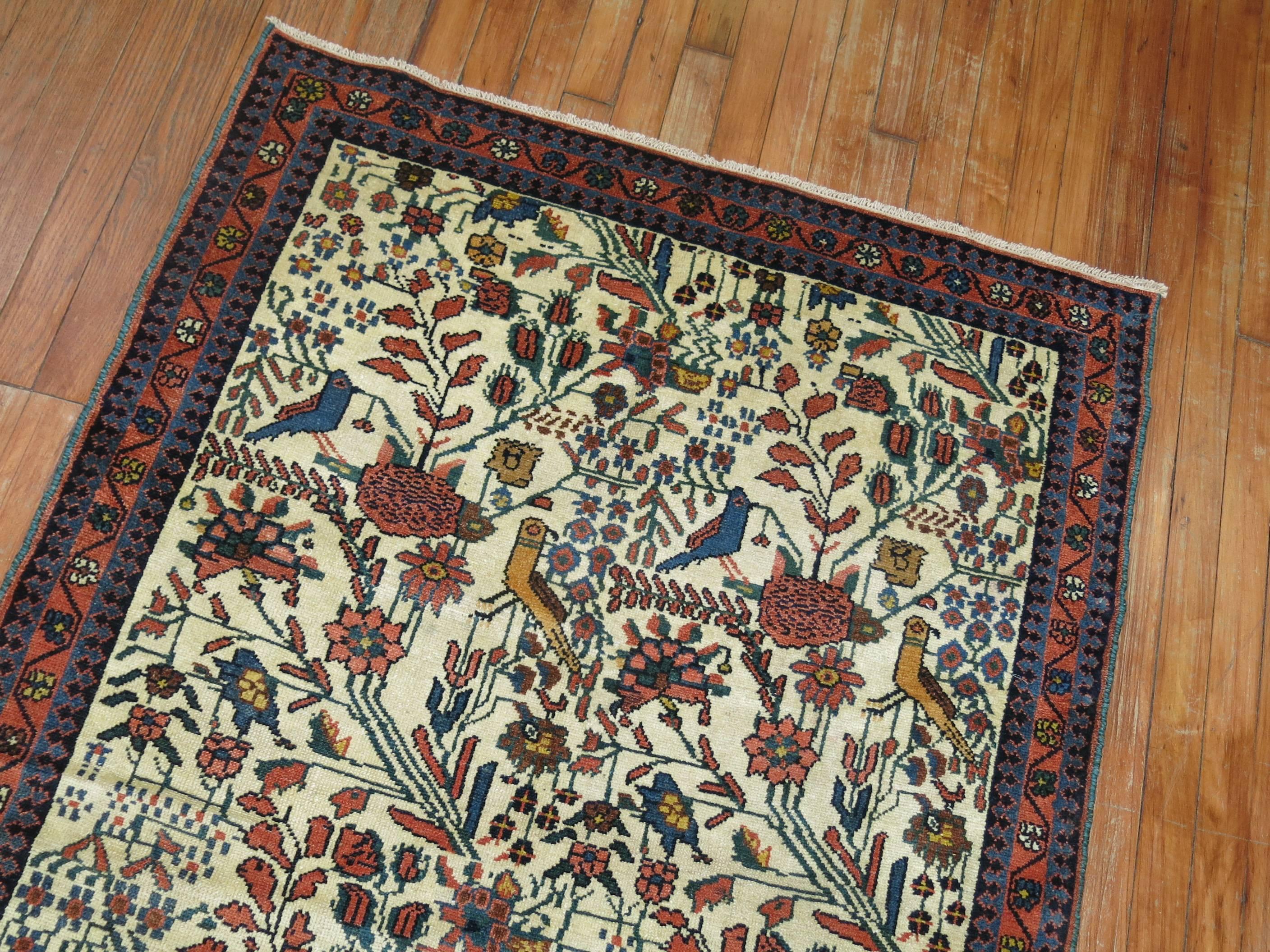 Revival Tapis pictural persan traditionnel du 20e siècle en forme de champ de pigeon ivoire en vente