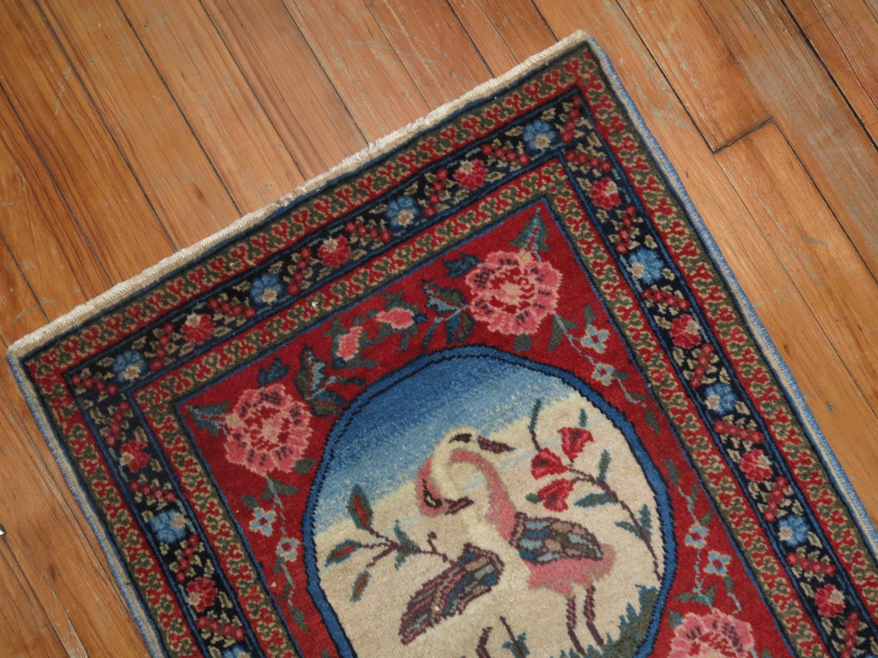 Un authentique tapis persan pictural du 20e siècle avec deux cygnes amoureux.