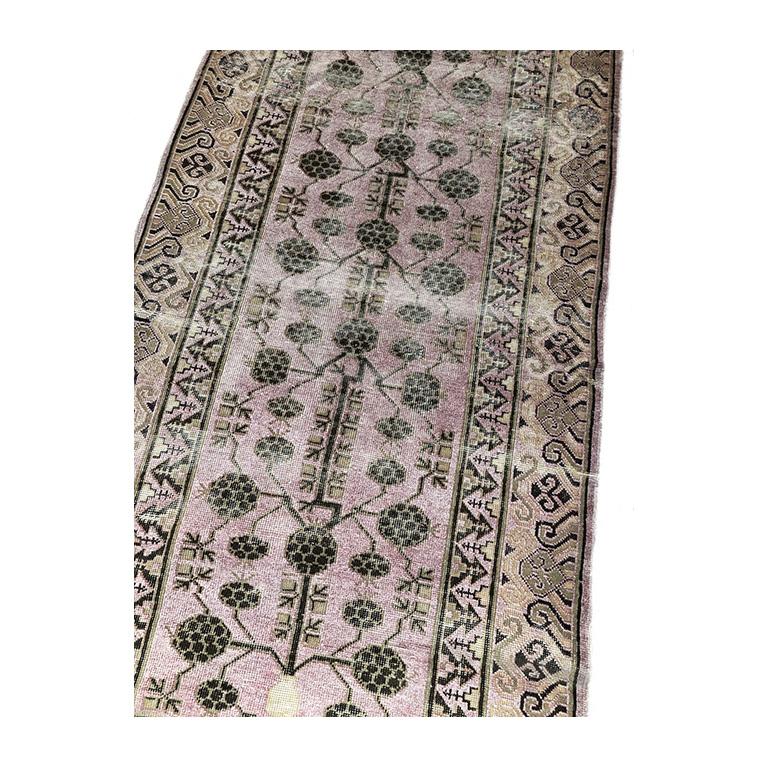 Persian Pink Pomegranate Runner circa 1940s 12’7″ x 3’1″ In Good Condition For Sale In Sag Harbor, NY