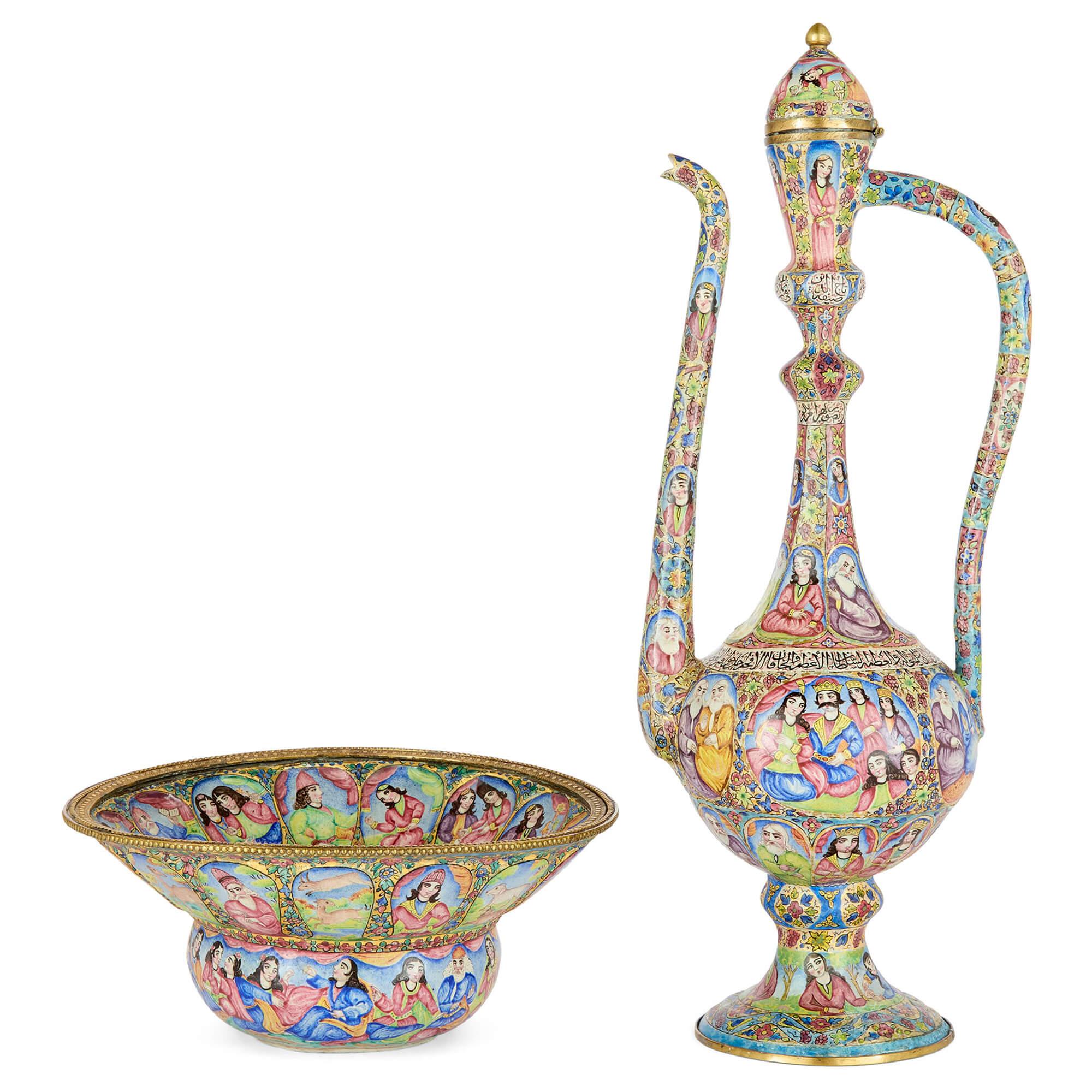Vaso persiano Qajar antico in metallo smaltato Minakari
Persiano, fine XIX secolo 
Ewer: Altezza 45cm, larghezza 17cm, profondità 14cm
Bacino: altezza 10cm, diametro 24cm

Risalenti alla dinastia Qajar in Persia (1789-1925), questa eccezionale