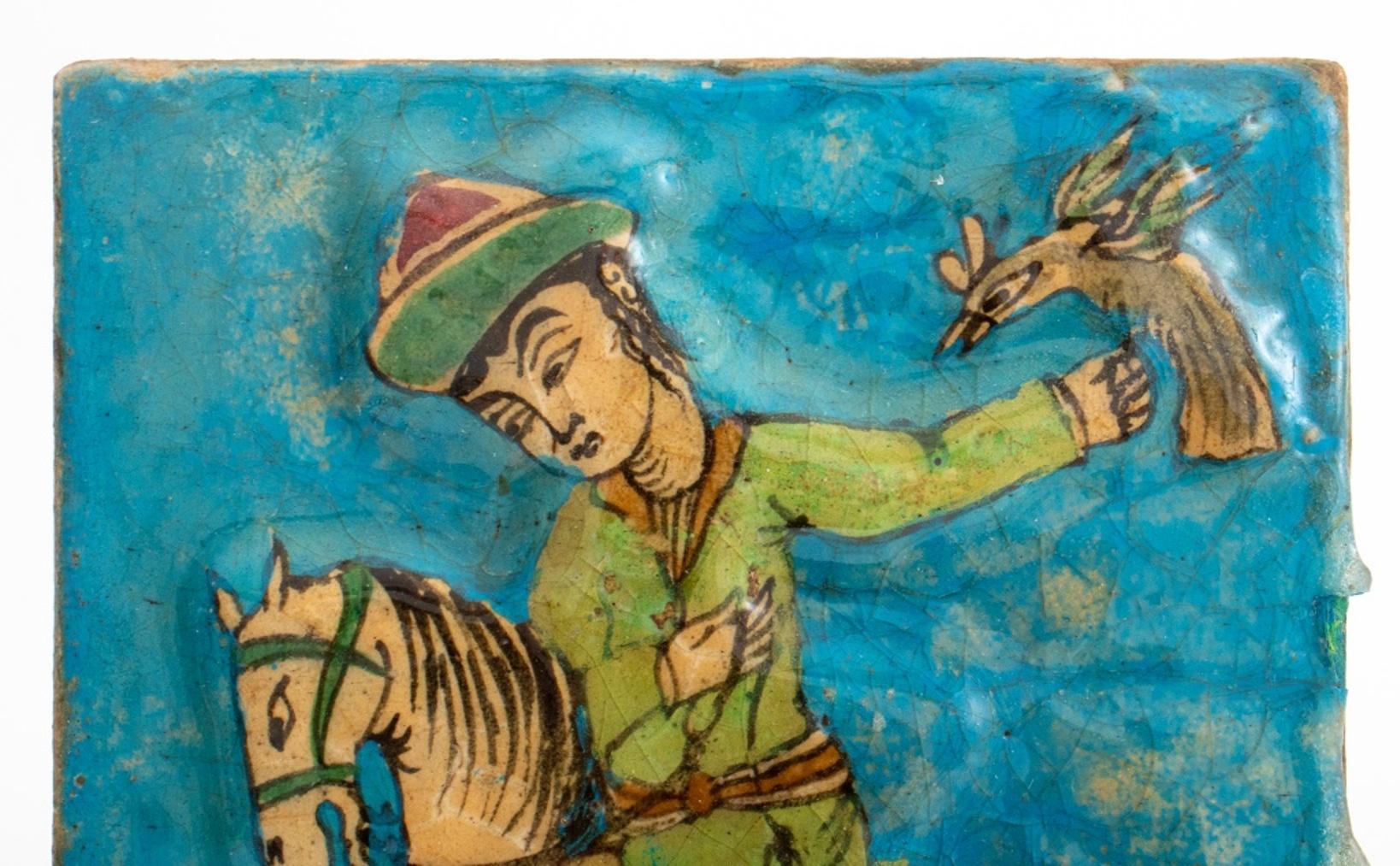 Persische glasierte Qajar-Fliese, 19. Jh., mit der Darstellung eines Bazdar oder Falkners zu Pferd, zu dessen Füßen ein gefleckter Jagdhund auf türkisfarbenem Grund läuft.

Abmessungen: 9,5