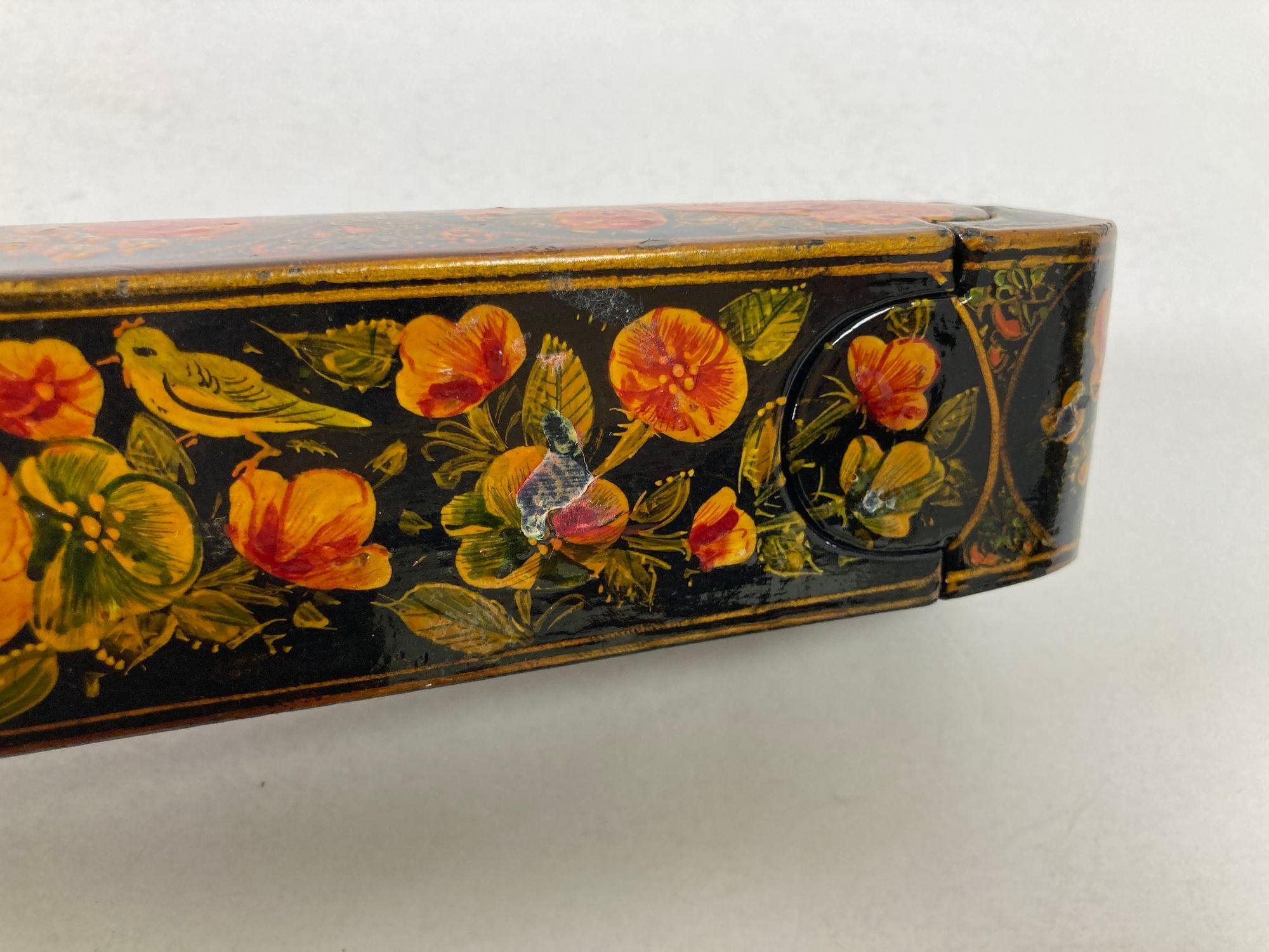 Boîte à stylos persane Qajar en laque peinte à la main avec motifs floraux et d'oiseaux 4