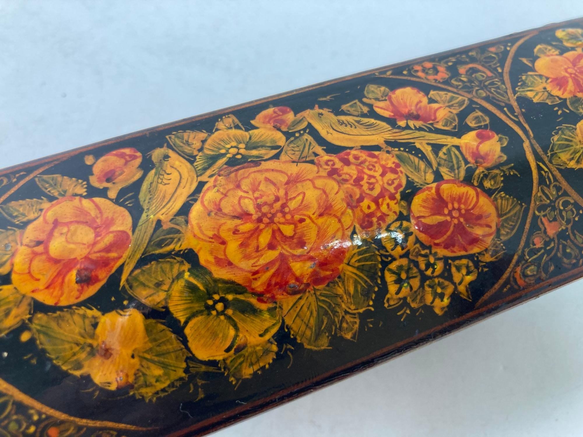 Boîte à stylos persane Qajar en laque peinte à la main avec motifs floraux et d'oiseaux 7