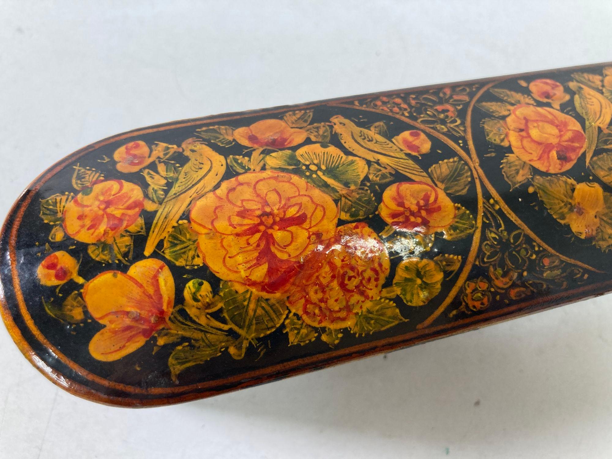Boîte à stylos persane Qajar en laque peinte à la main avec motifs floraux et d'oiseaux 8