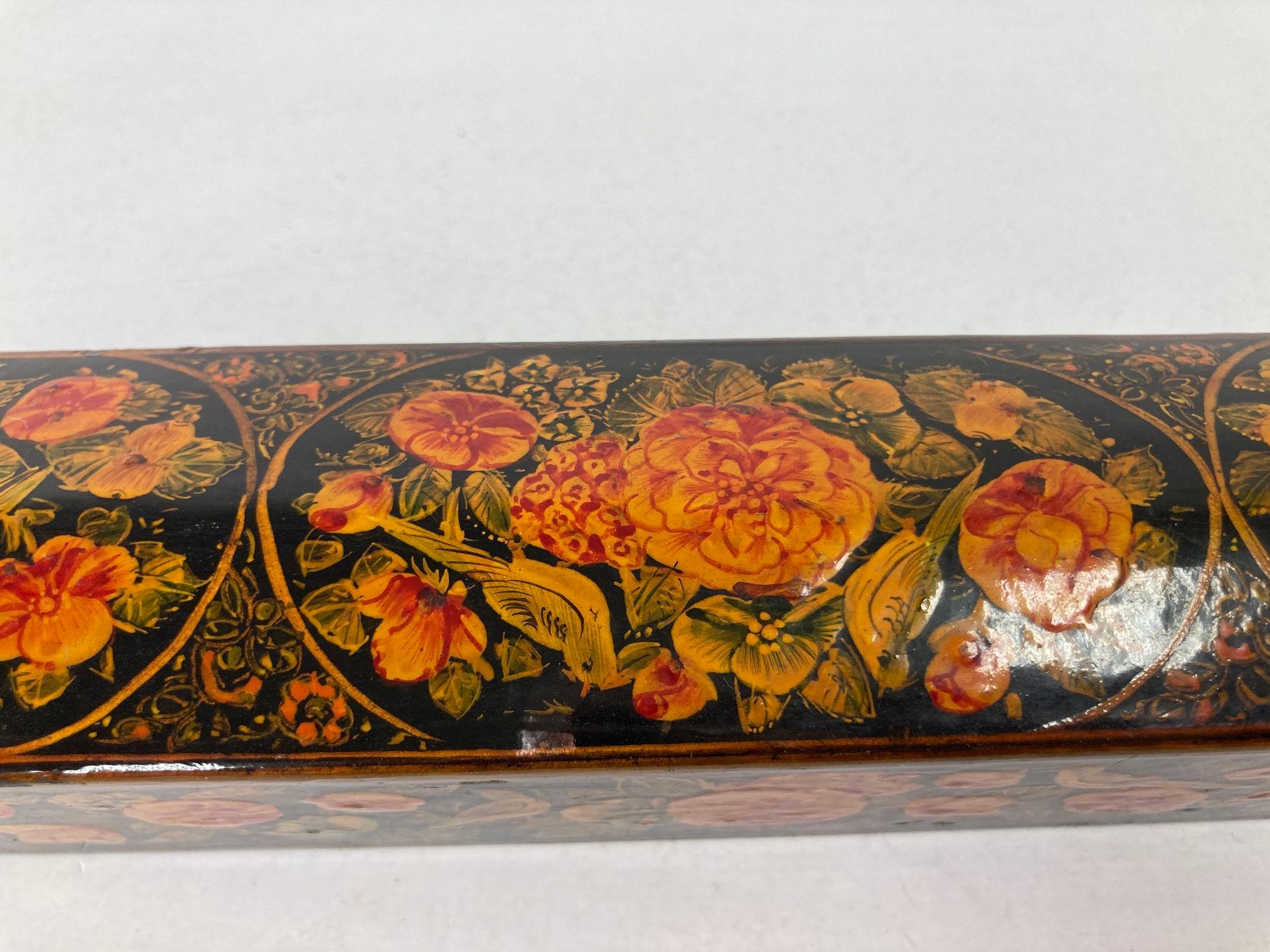 Indien Boîte à stylos persane Qajar en laque peinte à la main avec motifs floraux et d'oiseaux
