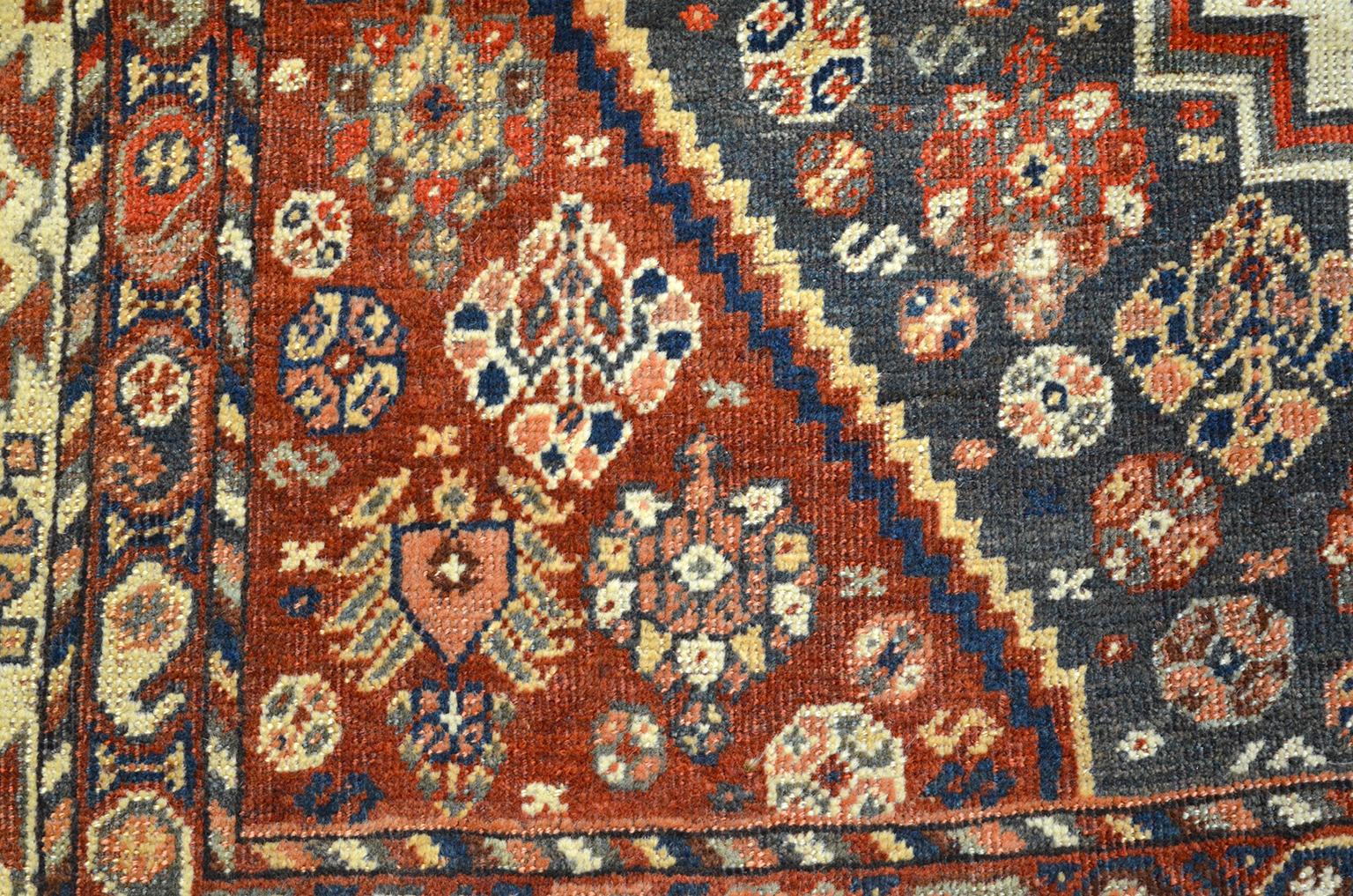 Antiker 1880er Persischer Gaschgai Teppich, Wolle, Orange, Creme, Blau, 5' x 6' im Zustand „Gut“ im Angebot in New York, NY