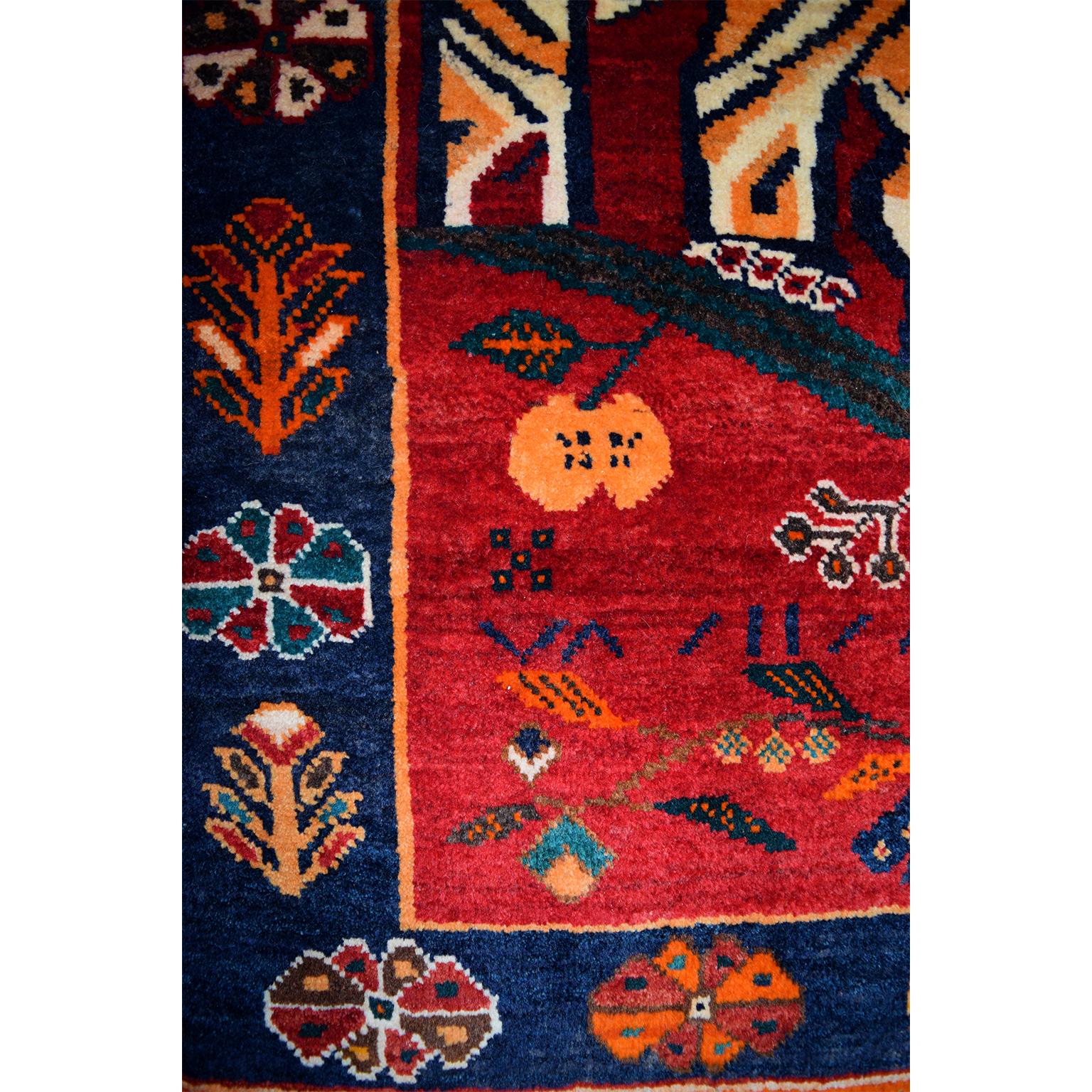 Handgeknüpfter persischer Qashqai-Tiger-Teppich aus Wolle im Vintage-Stil der 1940er Jahre, rot und cremefarben, 3' x 5' (Stammeskunst) im Angebot