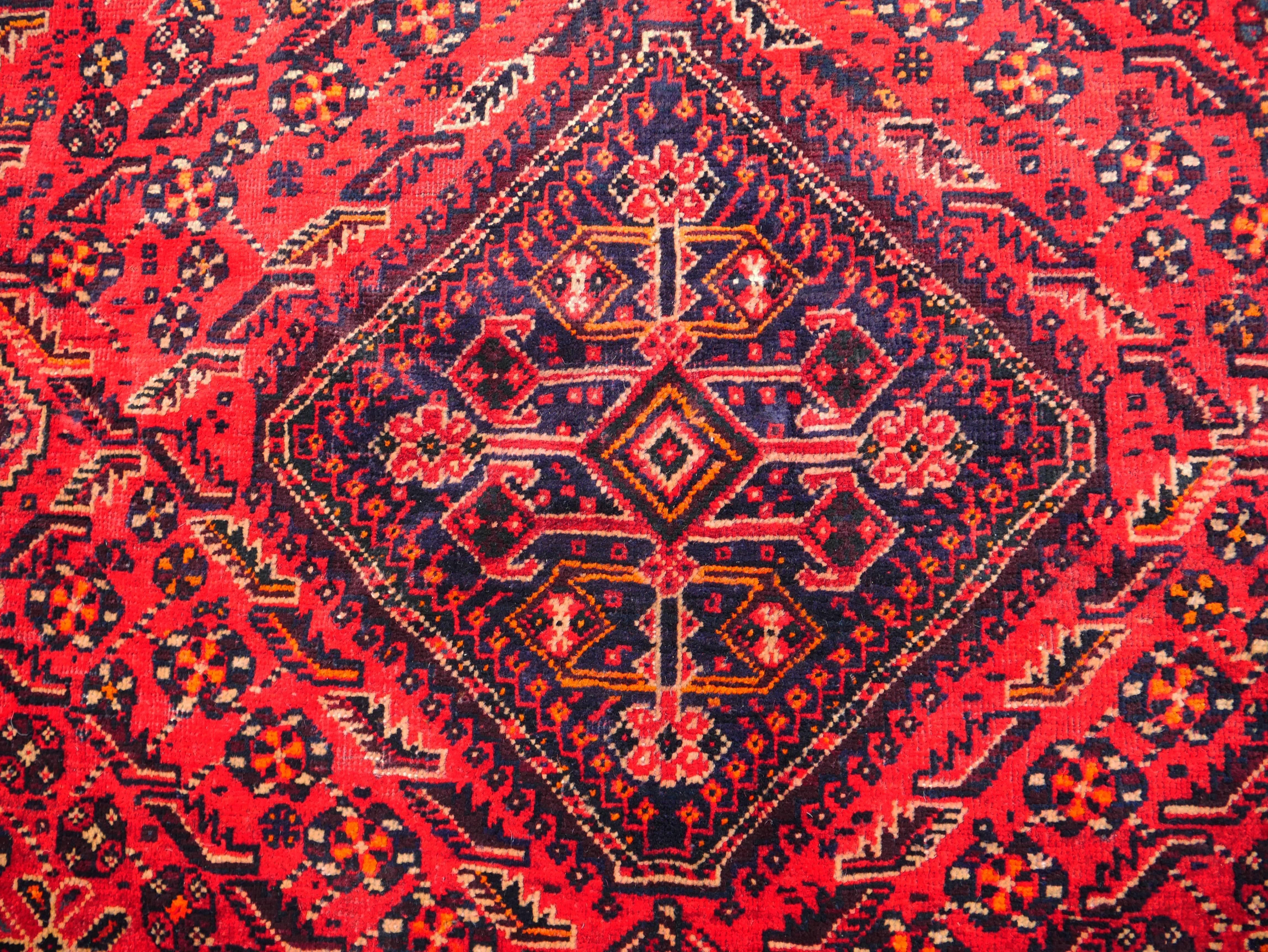 Persian Qasqai Shiraz Rug In Excellent Condition For Sale In Edinburgh, GB