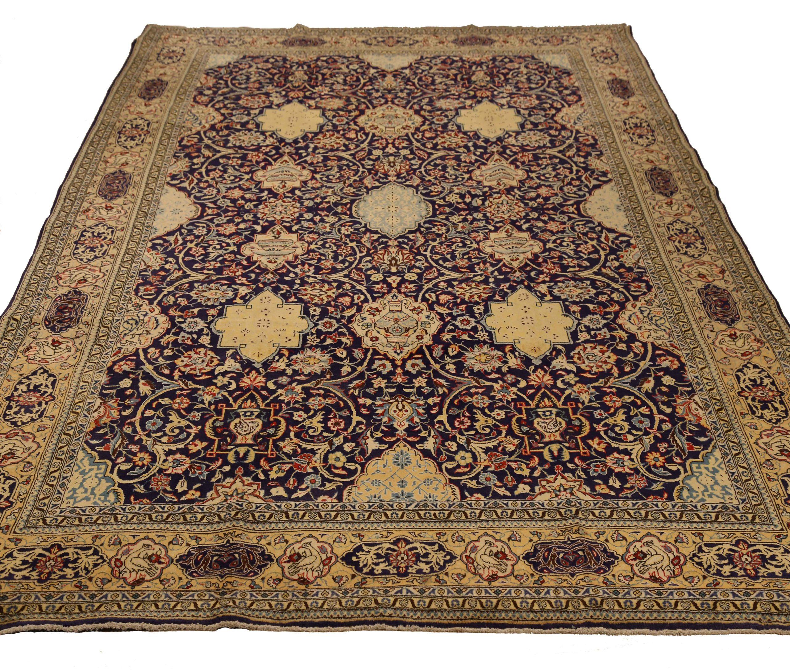 Scopri l'eleganza dei tappeti persiani Qom in CIRCA 1880. Progettato con una meticolosa attenzione ai dettagli, questo design esclusivo è perfetto per valorizzare il tuo spazio.