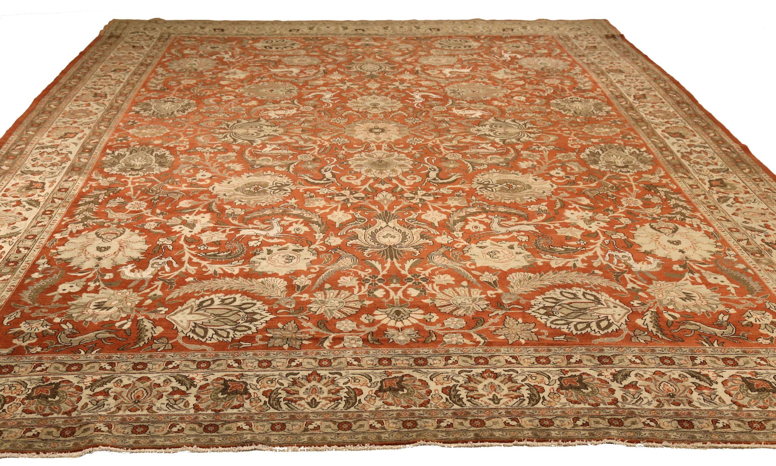 Descubre la elegancia de las alfombras persas Qom de Circa 1880. Diseñado con meticulosa atención al detalle, este diseño exclusivo es perfecto para realzar tu espacio.