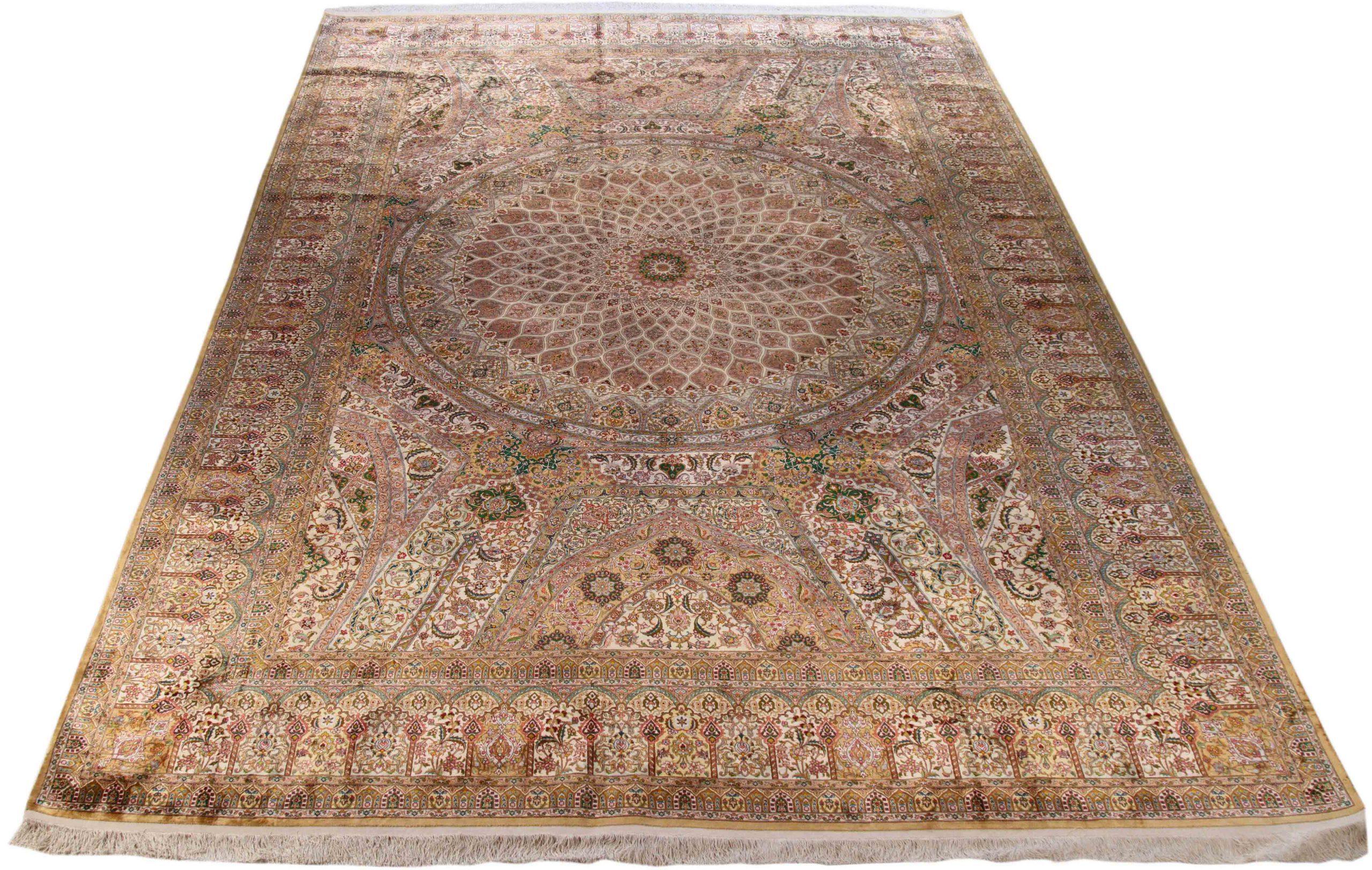 Entdecken Sie die Eleganz des persischen Qom-Teppichs mit Übergröße aus dem Jahr CIRCA 1990. Dieses exklusive Design aus Wolle und IvoryPinkYellow ist die perfekte Ergänzung für Ihren Raum.