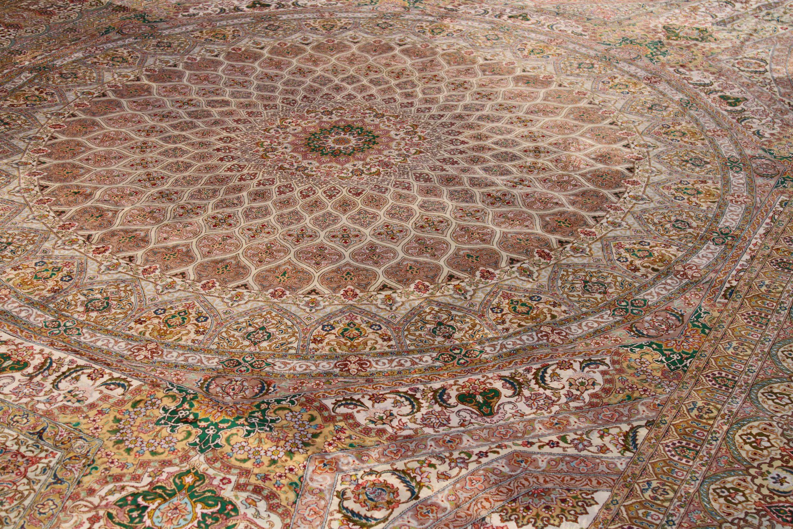 Persische Qom Over Size Teppich CIRCA 1990 - Wolle Elfenbein Rosa Gelb 70619 im Zustand „Hervorragend“ im Angebot in Dallas, TX