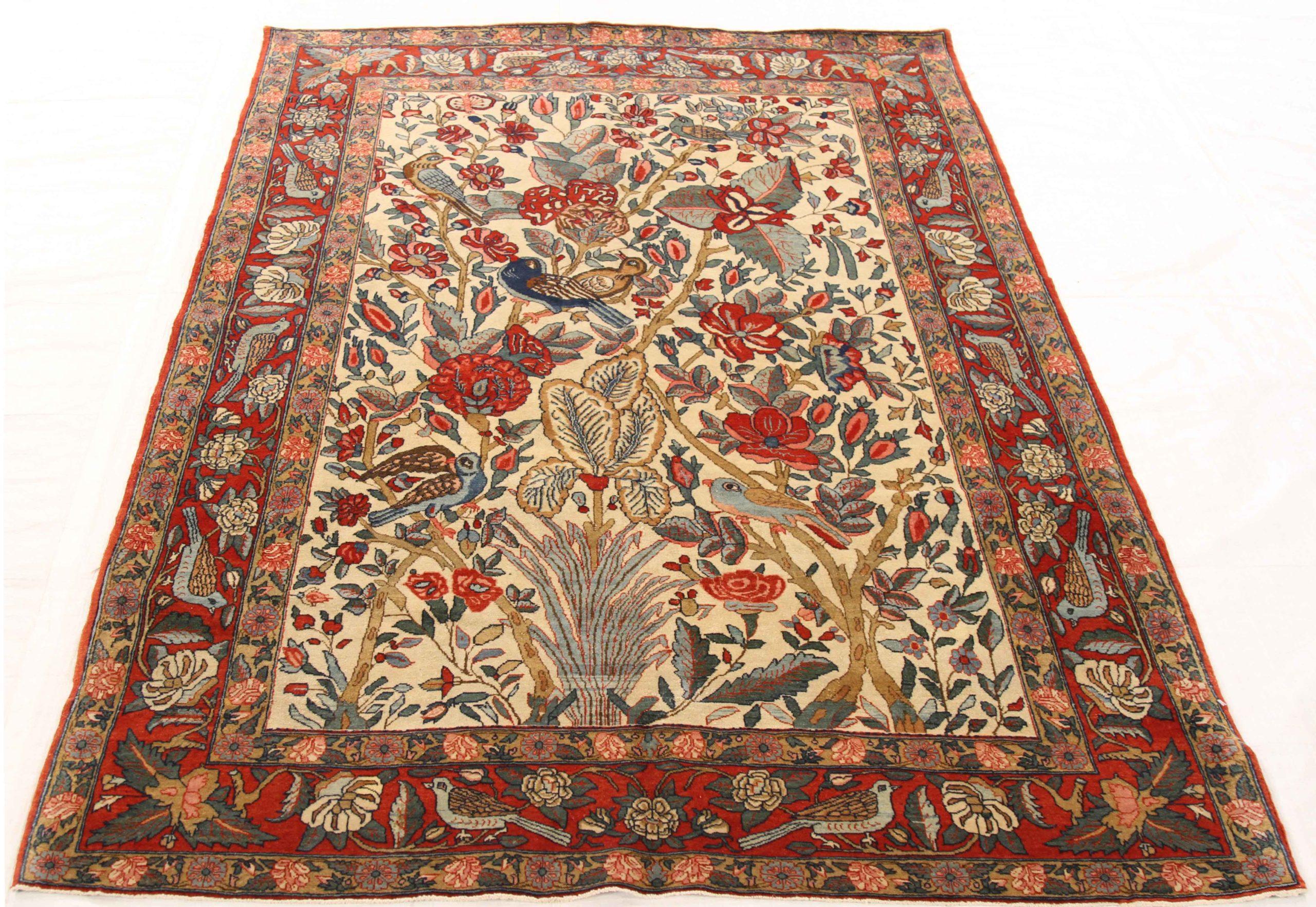 Entdecken Sie die Eleganz des persischen Qom mit dem kleinen Teppich von CIRCA 1940. Dieses exklusive Design aus Wolle und Elfenbein ist perfekt, um Ihren Raum zu verschönern.
