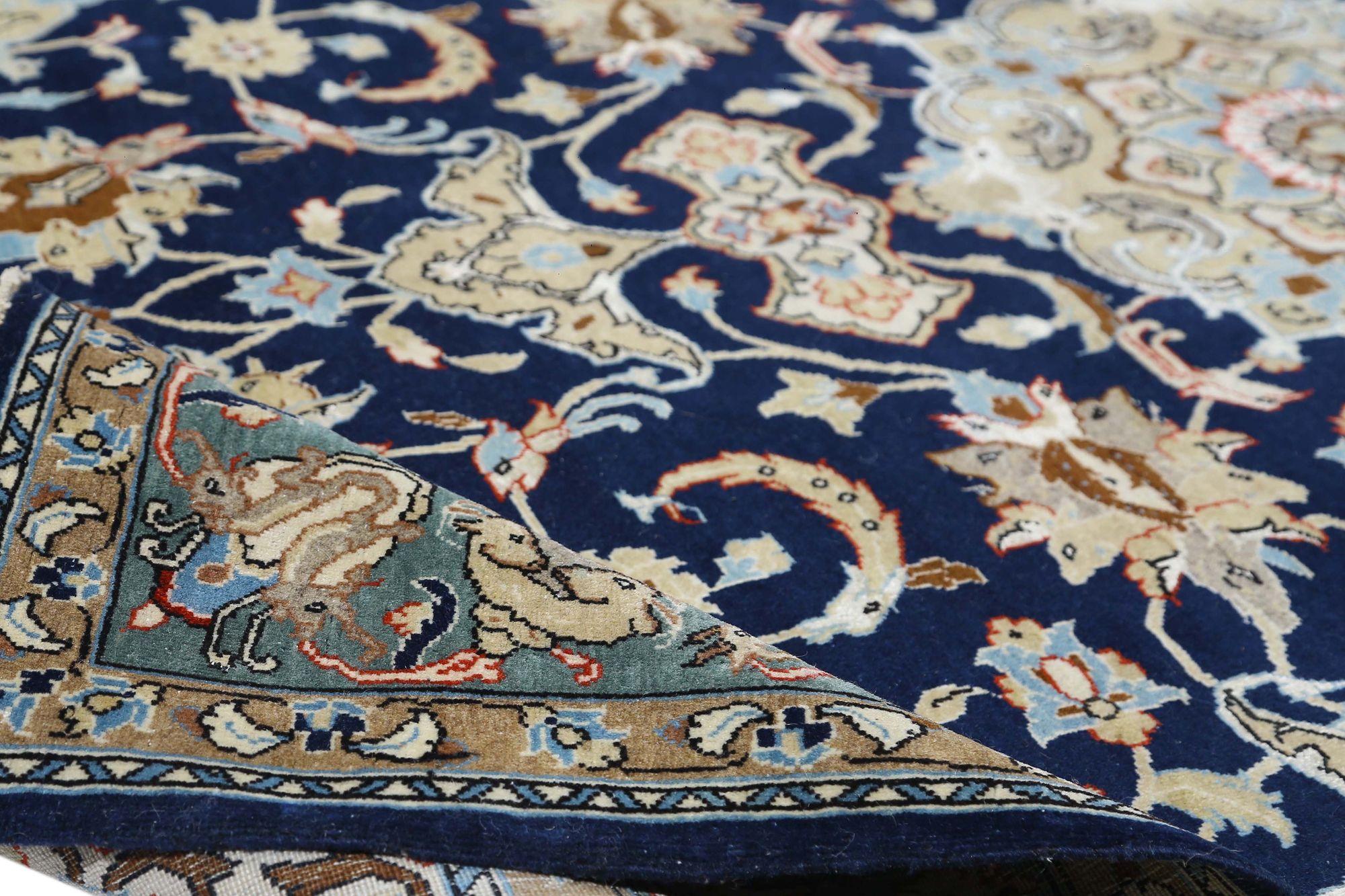 Scopri l'eleganza del tappeto persiano Qom di piccole dimensioni del 1940. Progettato con lana e verde-blu, questo design esclusivo è perfetto per valorizzare il tuo spazio.