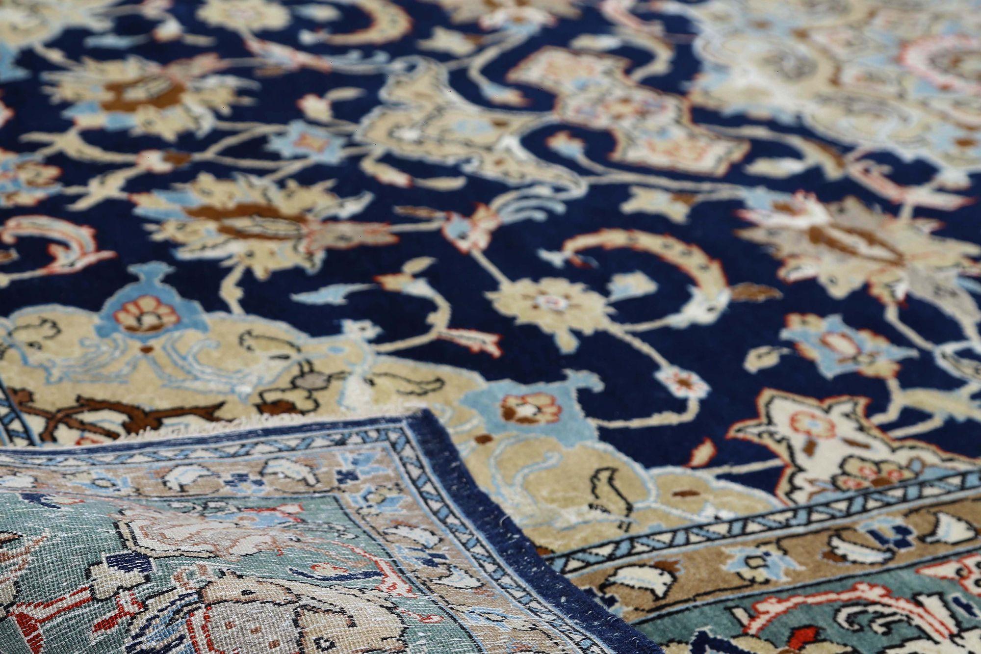 Iracheno Tappeto persiano Qom Small - Disegno in lana verde blu navy - 97130 in vendita