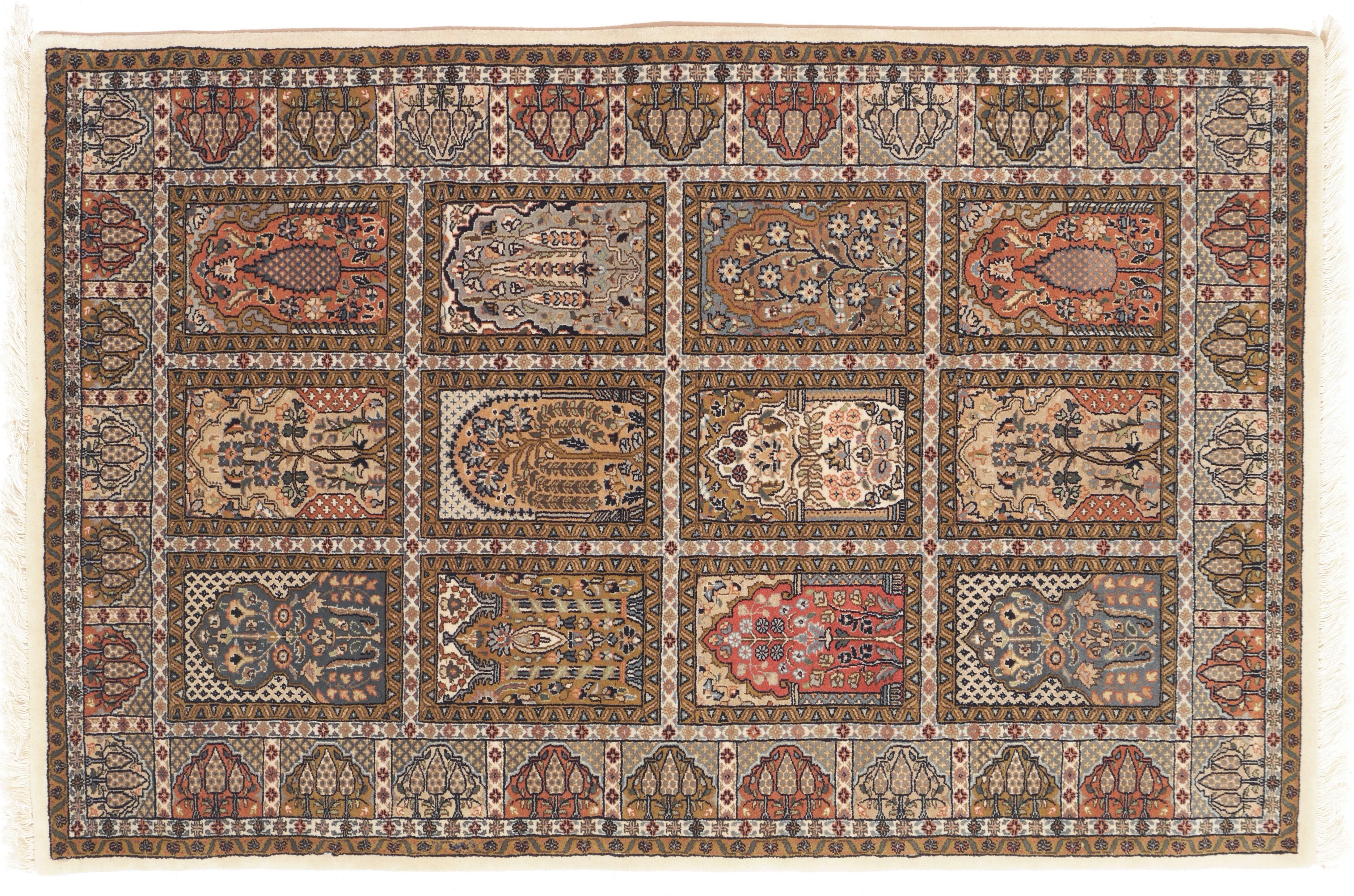 Tapis persan à panneaux Qum noué à la main avec des arbres de vie en vente 2