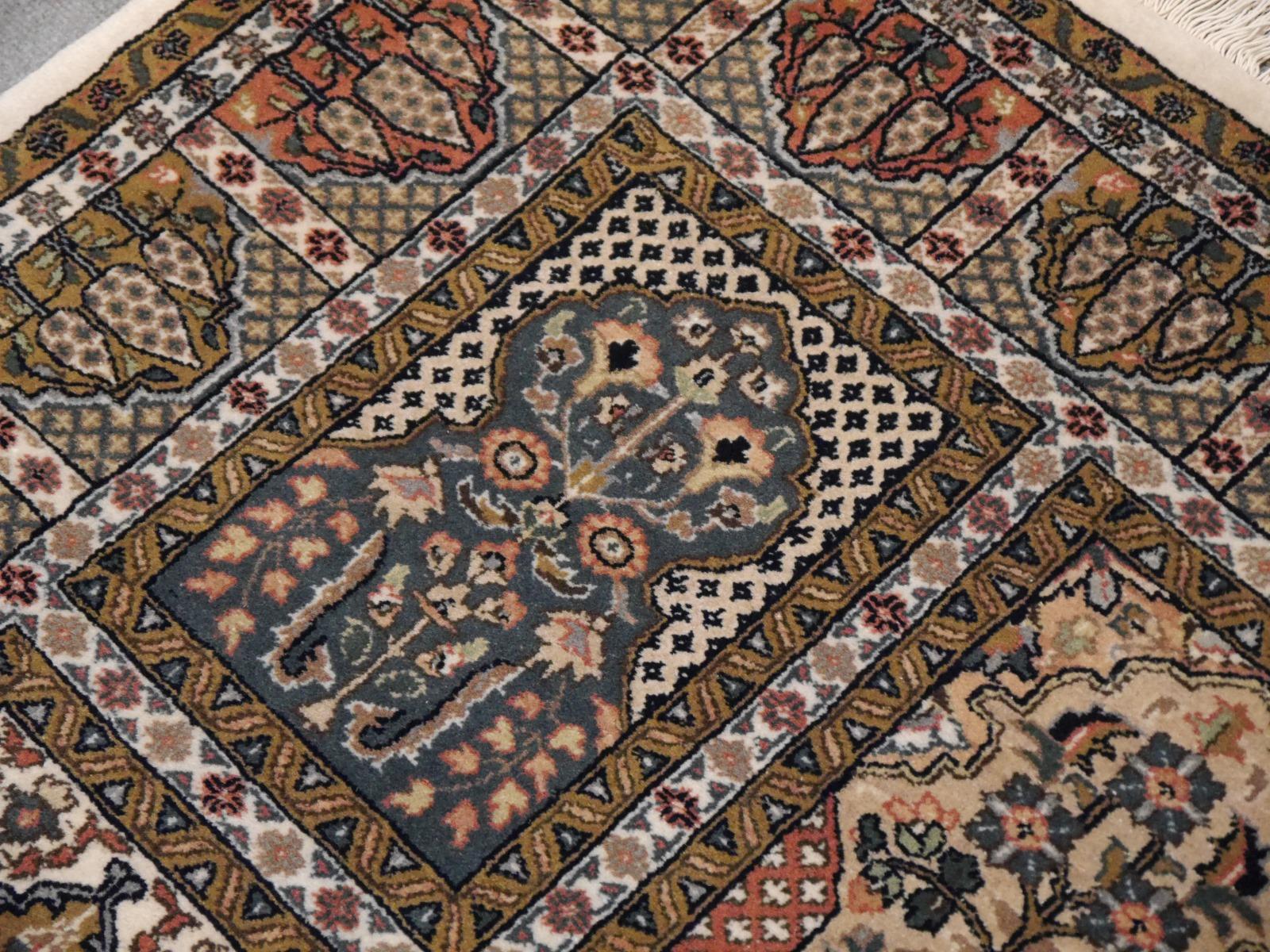 Kirman Tapis persan à panneaux Qum noué à la main avec des arbres de vie en vente