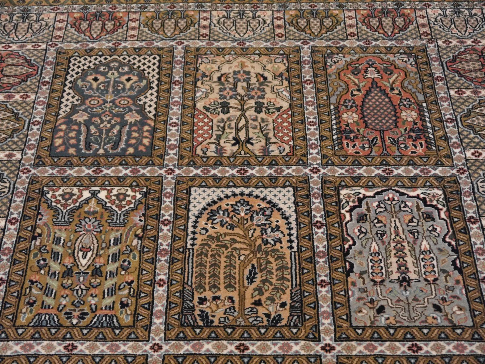 Asiatique Tapis persan à panneaux Qum noué à la main avec des arbres de vie en vente