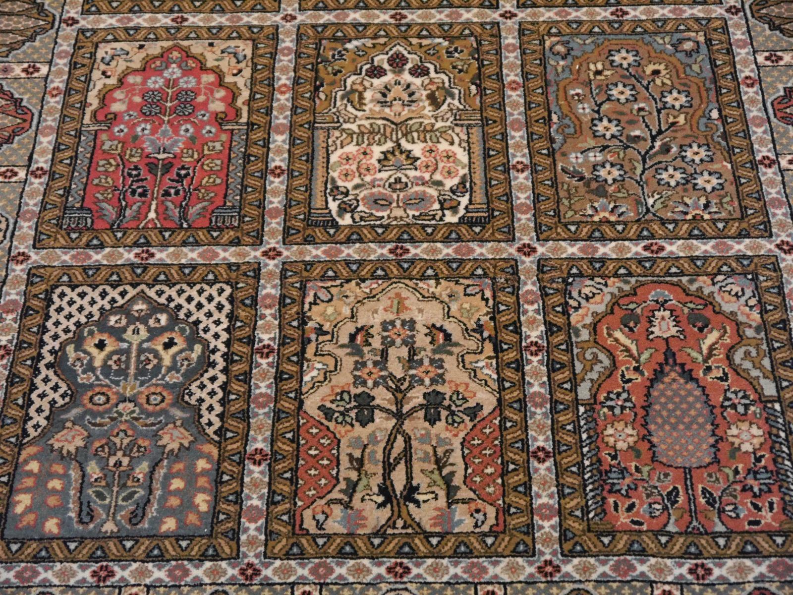 Noué à la main Tapis persan à panneaux Qum noué à la main avec des arbres de vie en vente