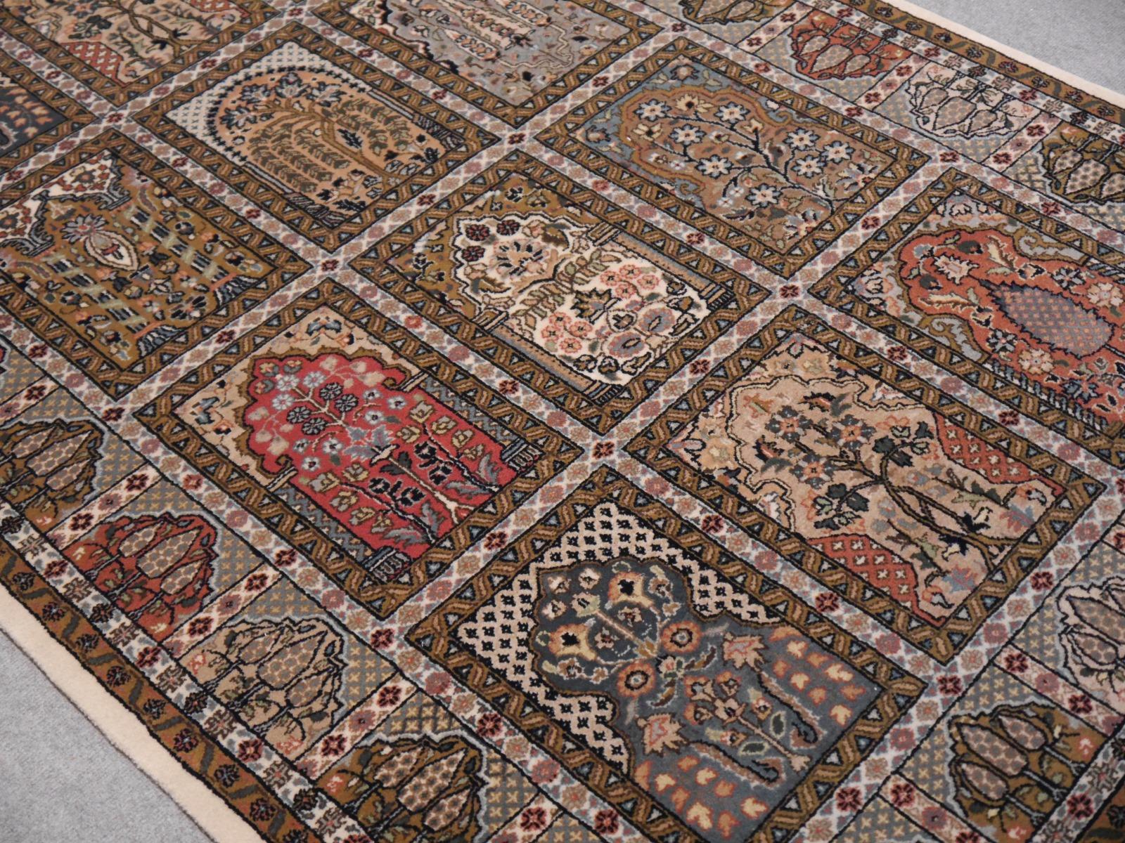 Tapis persan à panneaux Qum noué à la main avec des arbres de vie Bon état - En vente à Lohr, Bavaria, DE