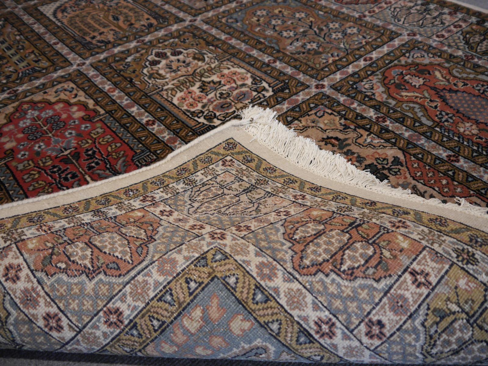 Tapis persan à panneaux Qum noué à la main avec des arbres de vie en vente 1