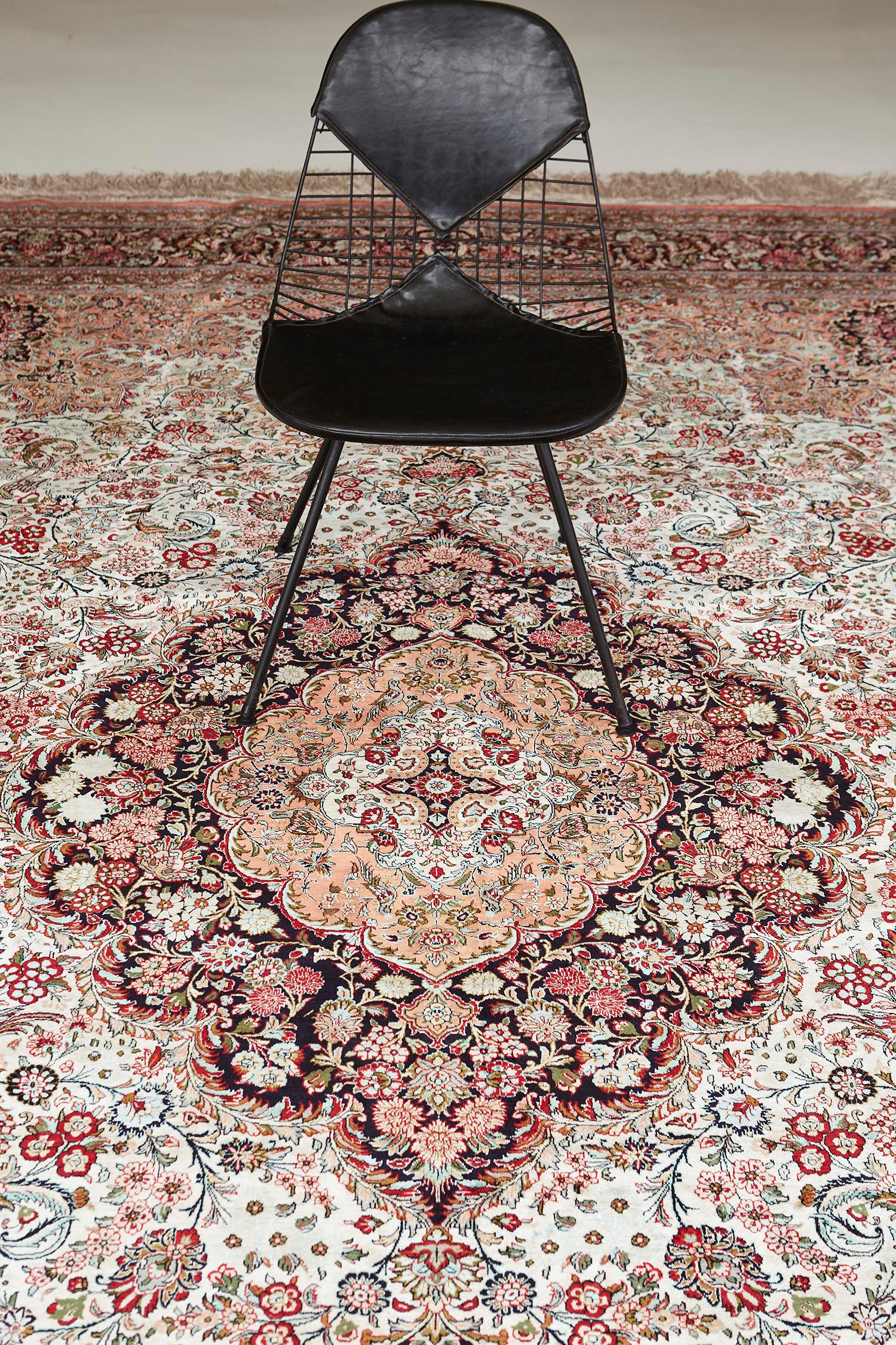 Ce chef-d'œuvre vivant et tendance du tapis persan Qum Silk de notre collection présente un motif majestueux sur toute sa surface. Le motif grandiose en forme de diamant à coins ronds avec un motif floral rend le tapis plus élégant. Un motif