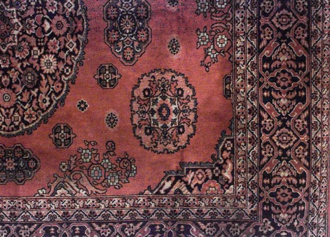 Sconosciuto Copritavolo persiano in velluto rosso e nero in vendita