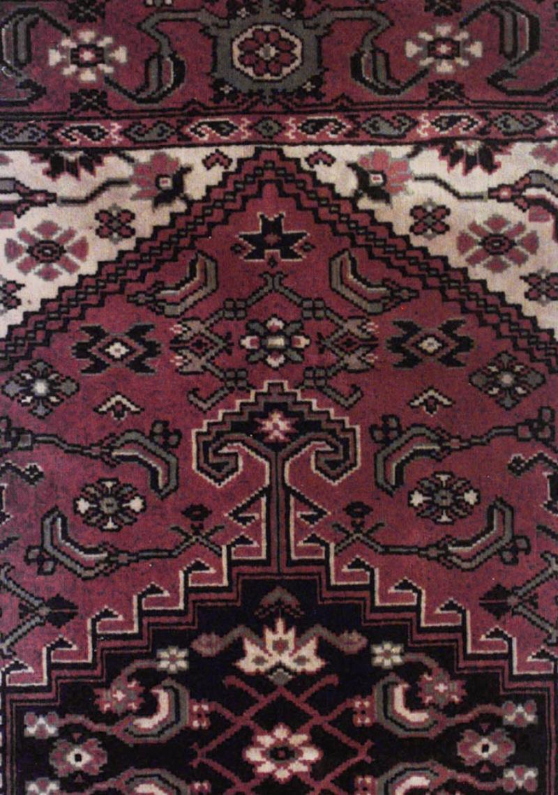 Copritavolo in velluto color ruggine in stile persiano (19/20° secolo) con bordo e centro geometrico blu e beige.