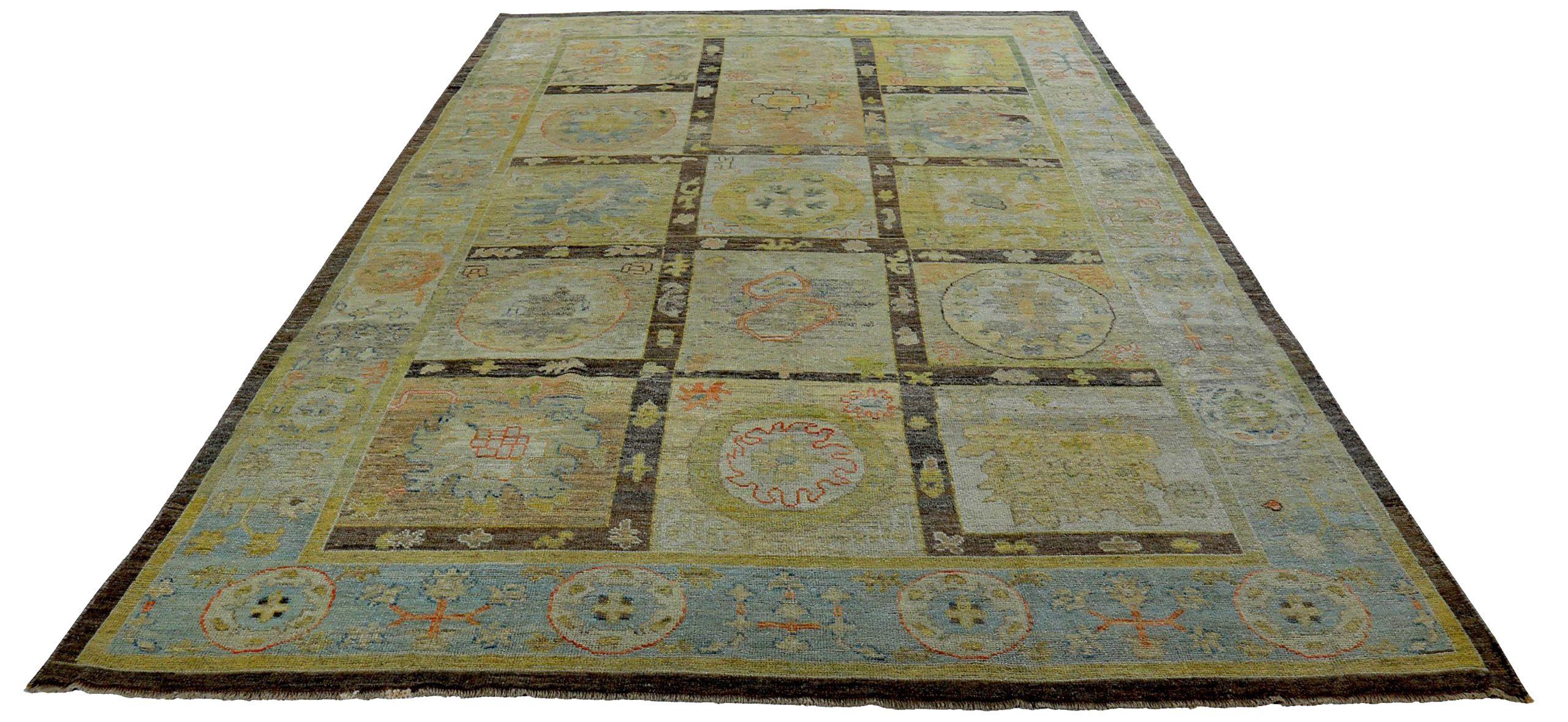 Scopri l'eleganza della Persian Rose Collection con i tappeti per l'area CIRCA del 1990. Progettato con lana e blu-marrone-avorio, questo design esclusivo è perfetto per valorizzare il tuo spazio.