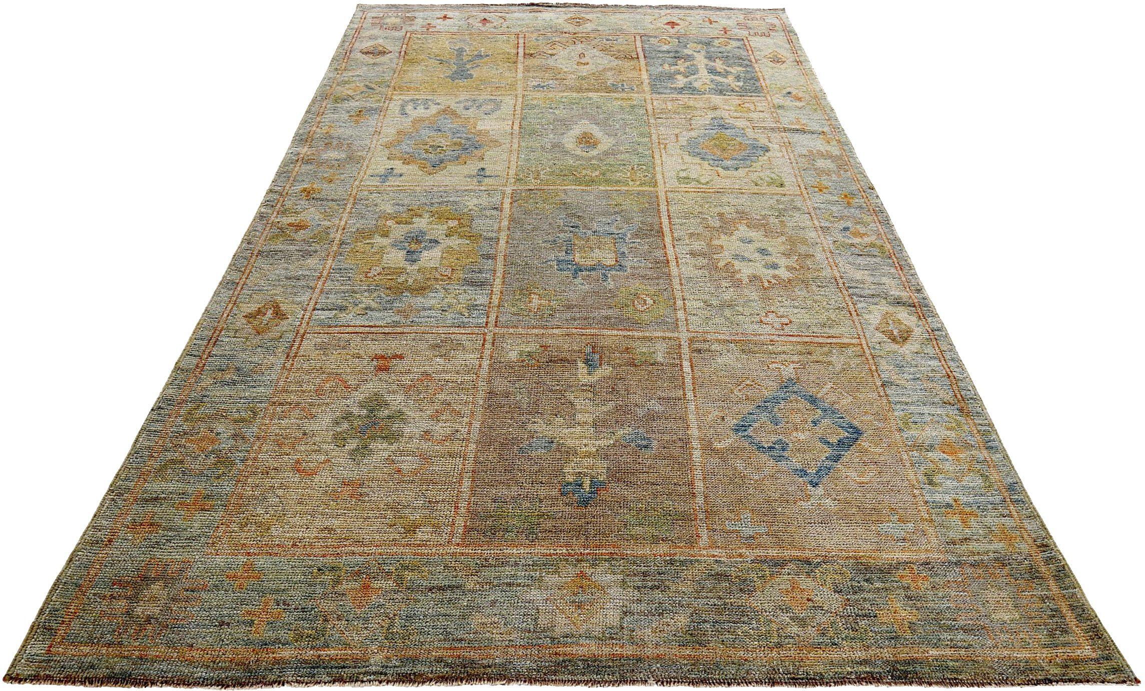 Scopri l'eleganza della Persian Rose Collection con i tappeti per l'area CIRCA del 1990. Progettato con lana e blu-verde-avorio, questo design esclusivo è perfetto per valorizzare il tuo spazio.