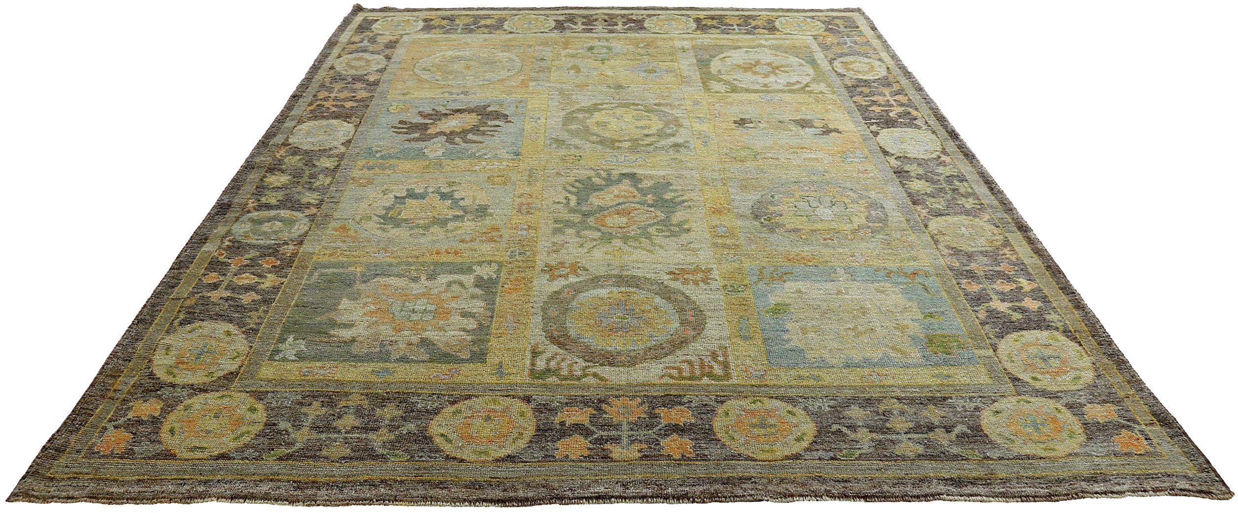 Scopri l'eleganza della Persian Rose Collection con i tappeti per l'area CIRCA del 1990. Progettato con lana e blu-verde-giallo, questo design esclusivo è perfetto per valorizzare il tuo spazio.