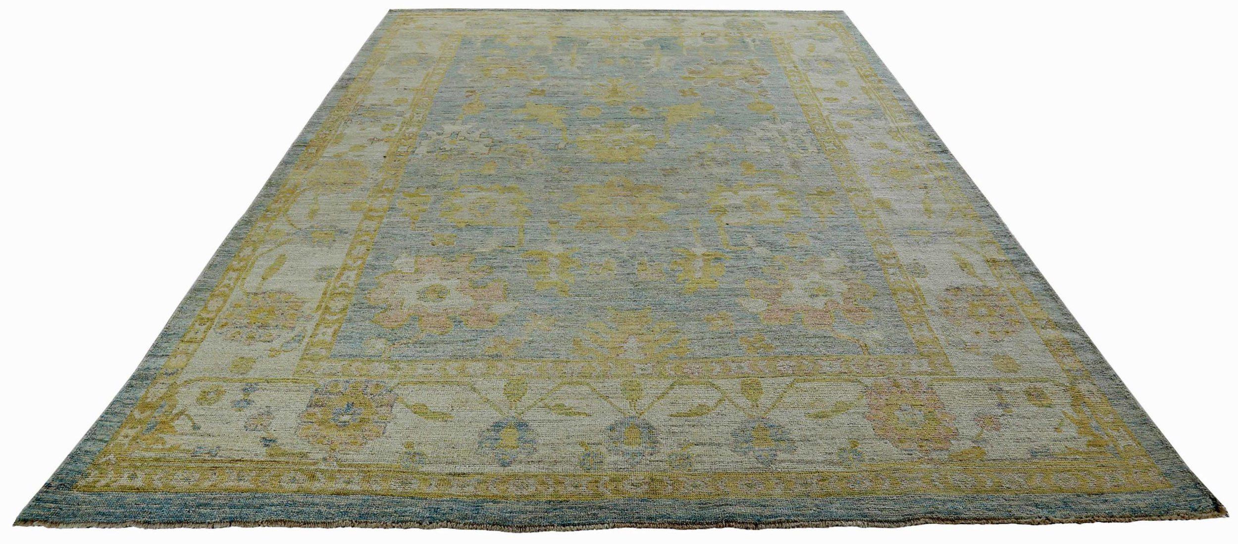 Scopri l'eleganza della Persian Rose Collection con i tappeti per l'area CIRCA del 1990. Progettato con lana e giallo blu-avorio, questo design esclusivo è perfetto per valorizzare il tuo spazio.