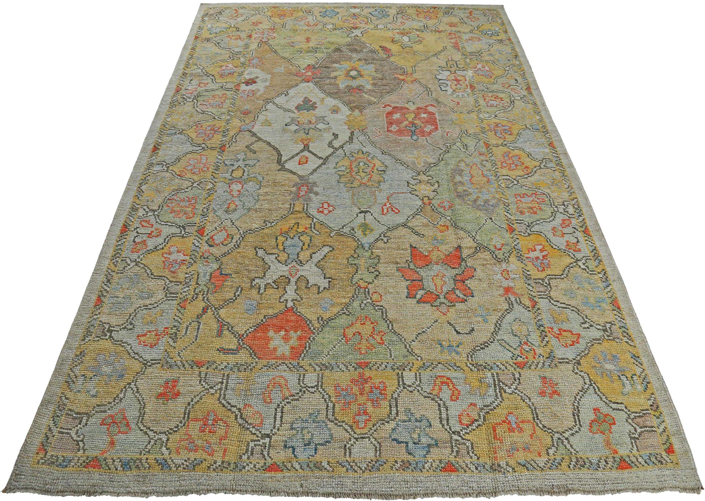Scopri l'eleganza della Persian Rose Collection con i tappeti per l'area CIRCA del 1990. Progettato con lana e giallo blu-avorio, questo design esclusivo è perfetto per valorizzare il tuo spazio.